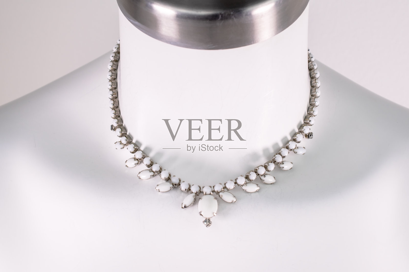 独特的美丽的项链上的女人一个白色的人体模型，复古珠宝的概念，宣传照片为网上珠宝店照片摄影图片