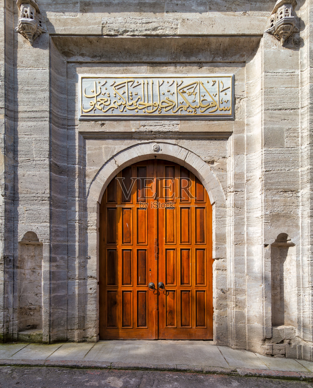 位于土耳其伊斯坦布尔乌斯库达尔的奥斯曼巴洛克风格清真寺阿亚兹马清真寺的侧门照片摄影图片