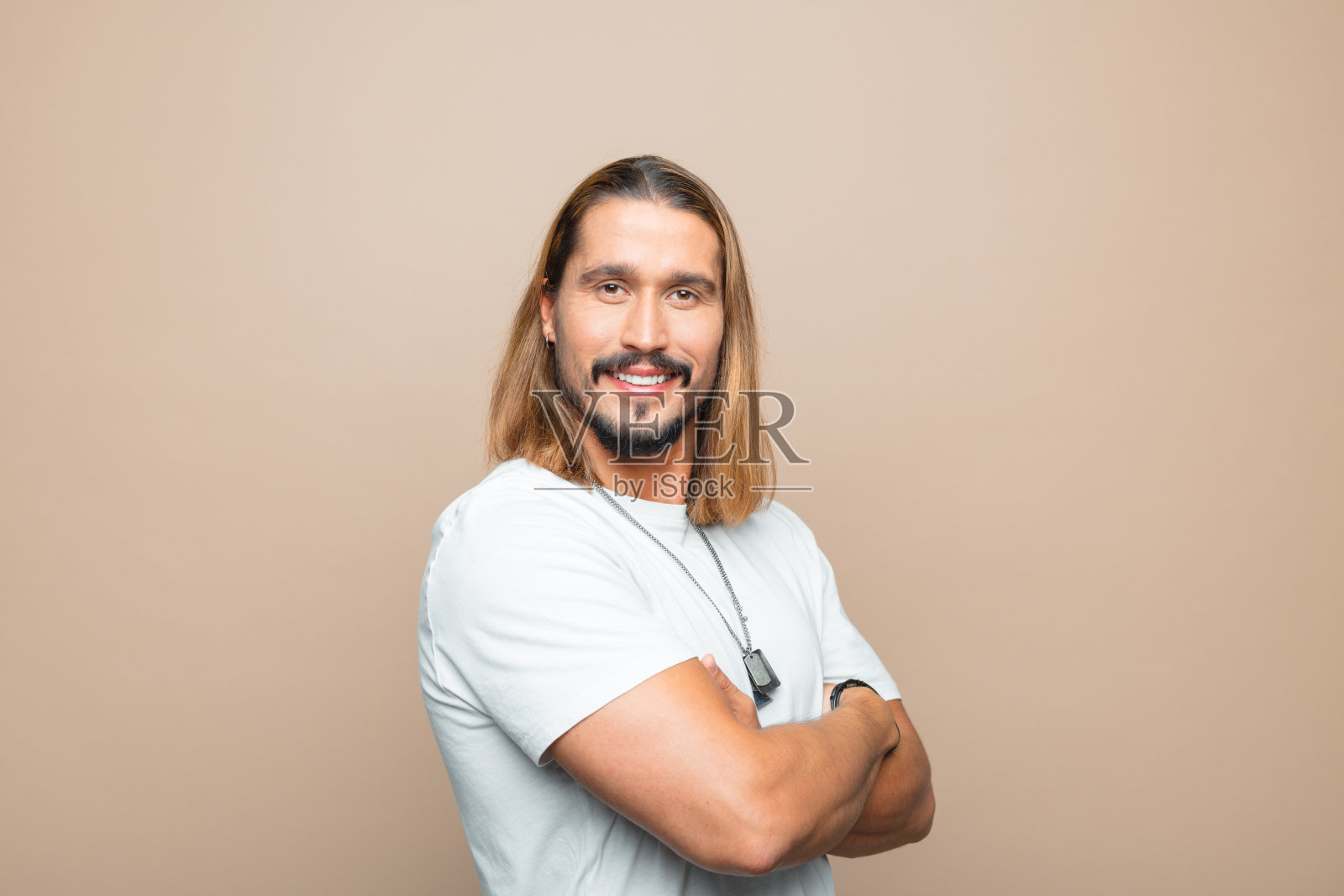 一幅英俊男子双臂交叉站立的画像照片摄影图片