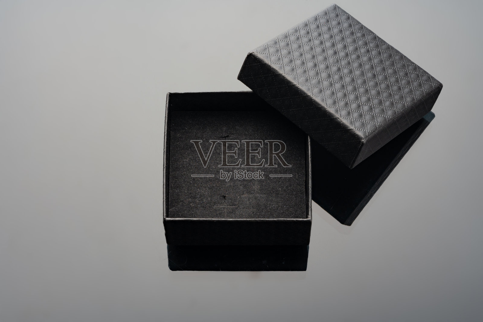 空黑色打开珠宝盒玻璃背景照片摄影图片