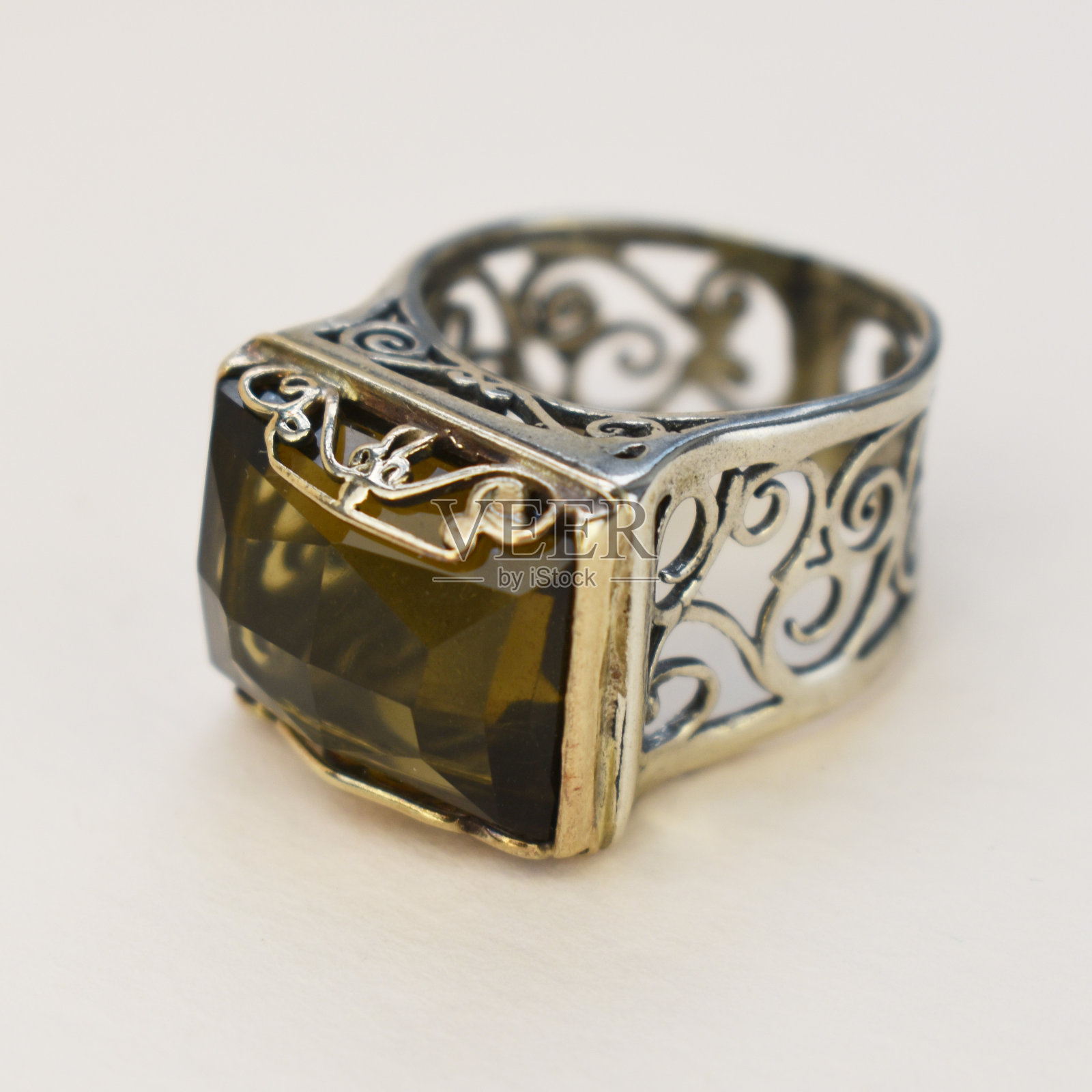 独特的戒指与彩色宝石晶体，复古珠宝的概念，宣传照片为网上珠宝店照片摄影图片