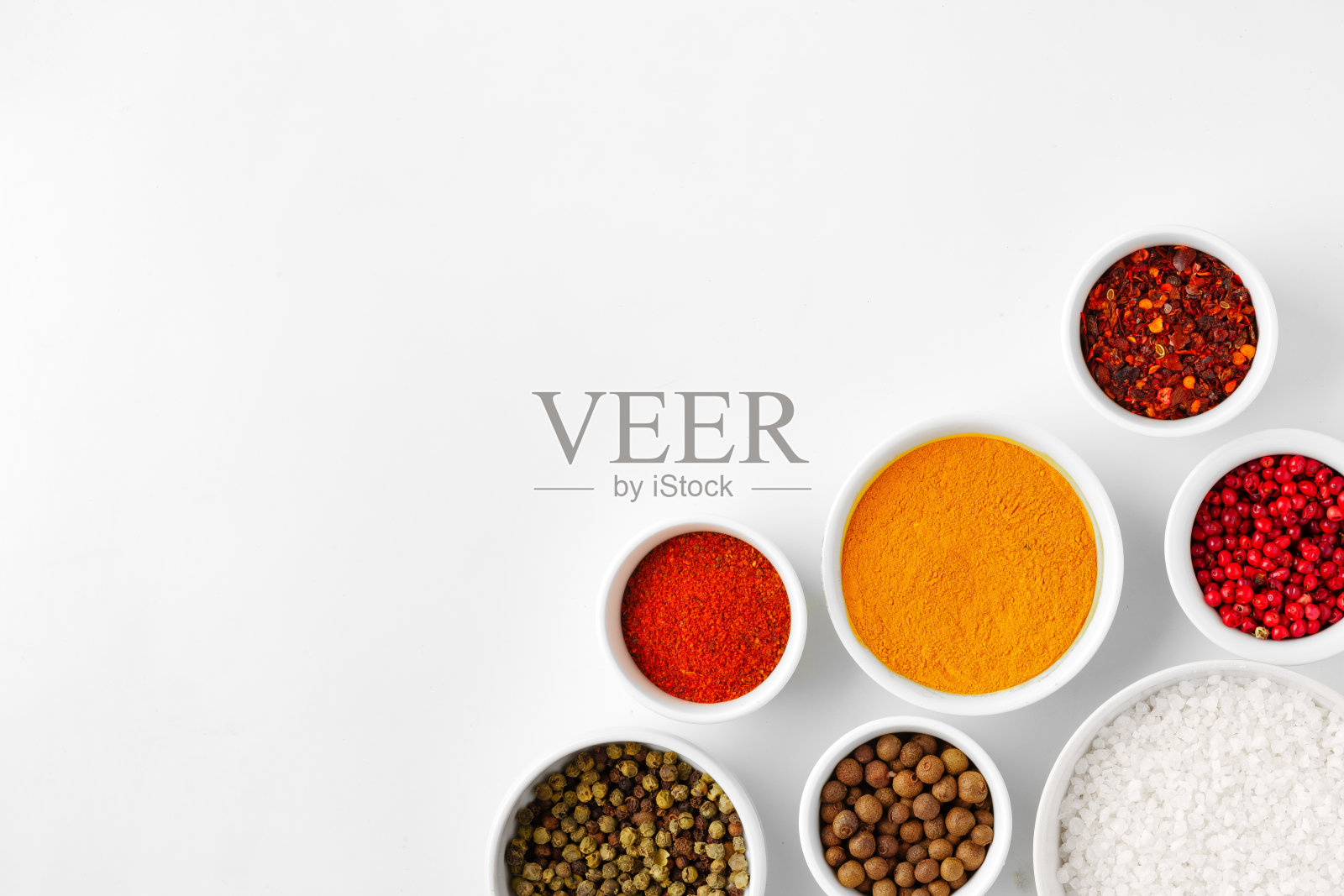 白色背景的碗里盛着各种香料照片摄影图片