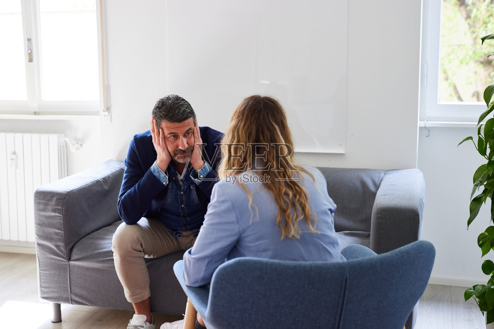 压力大的人在心理咨询时听取心理学家的建议照片摄影图片