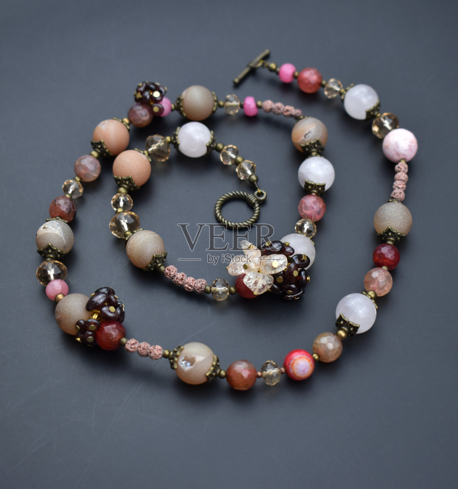 独特的美丽的项链为妇女，复古珠宝的概念，宣传照片为网上珠宝店照片摄影图片