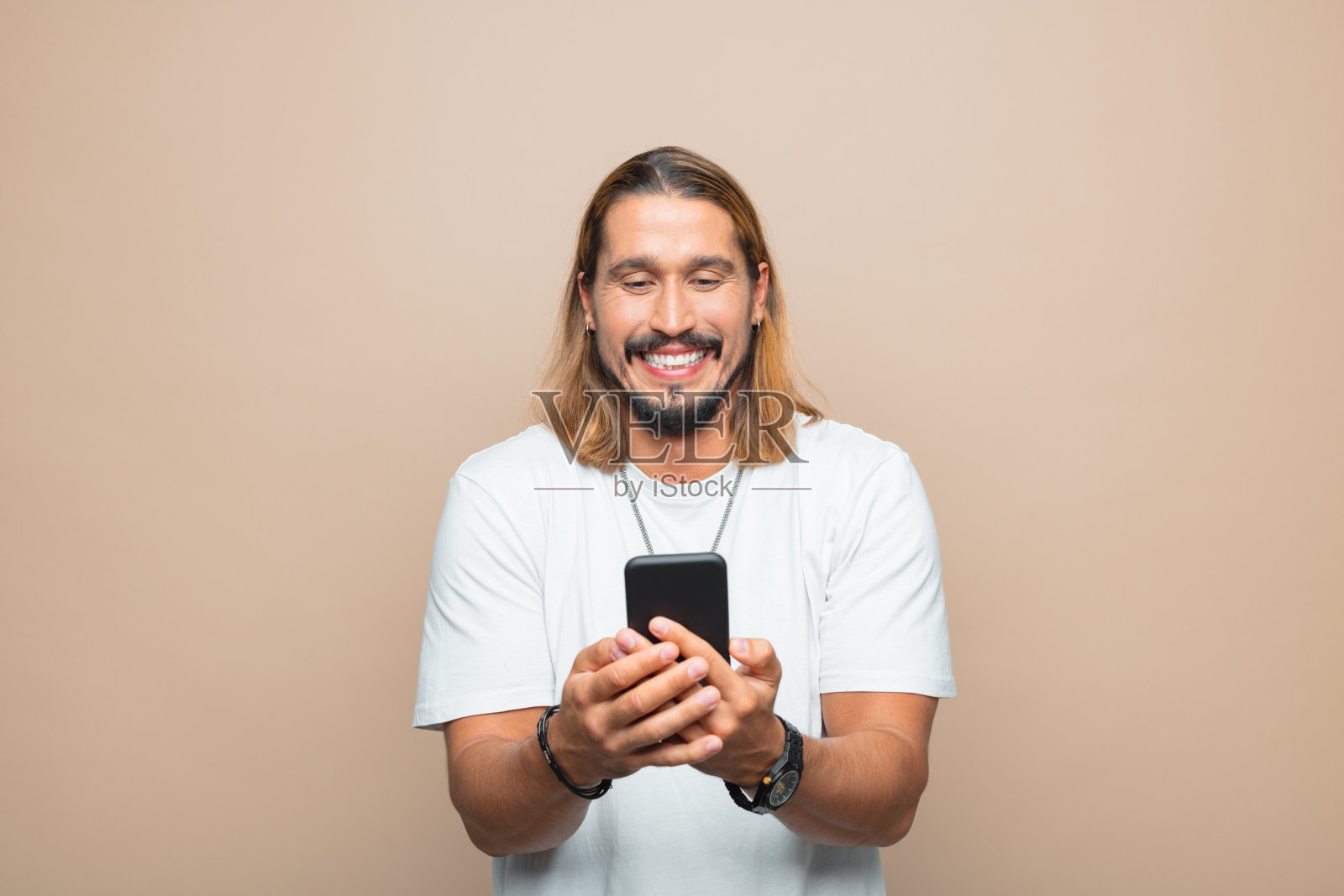 兴奋的男子使用智能手机的照片照片摄影图片