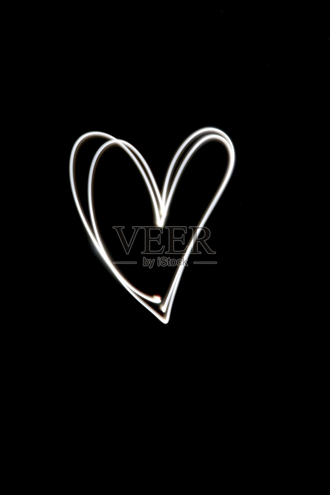 抽象黑暗中的光，心的形状照片摄影图片