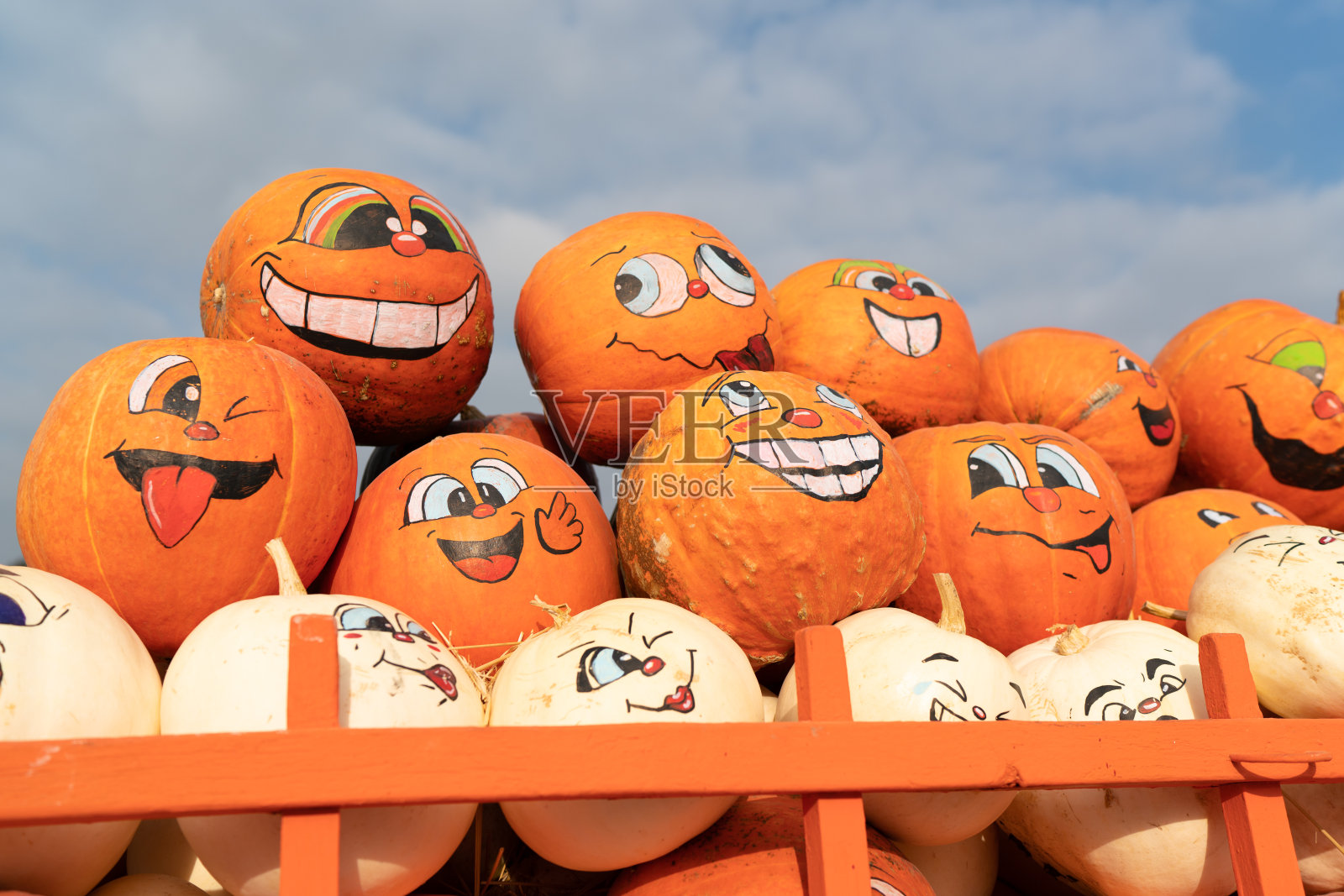 万圣节快乐，在南瓜上画上许多笑脸照片摄影图片