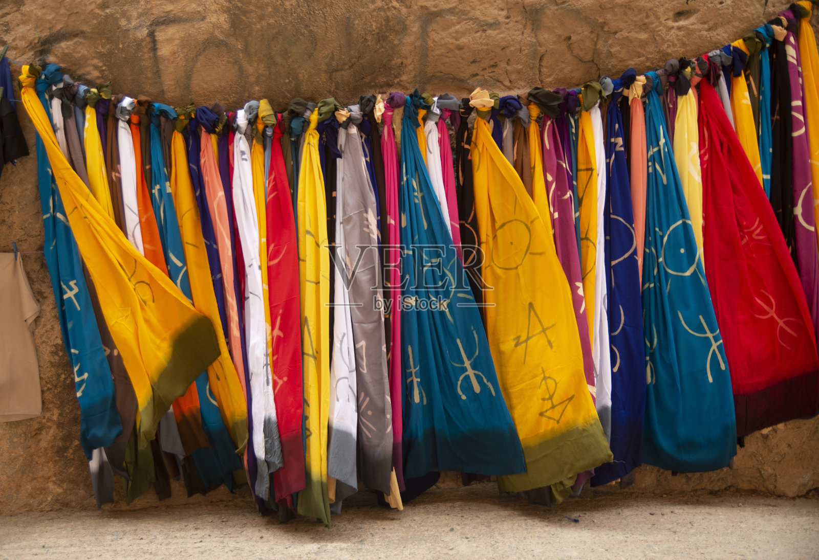 许多带有柏柏尔符号的彩色摩洛哥围巾照片摄影图片