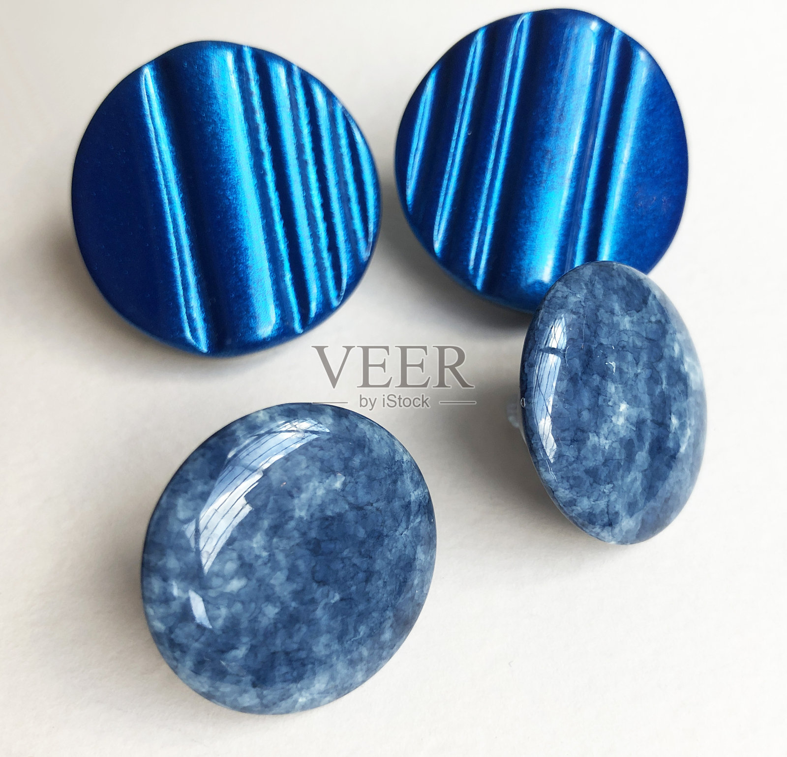 美丽的不寻常的耳环，口音复古的珠宝为妇女，宣传照片为网上珠宝店照片摄影图片