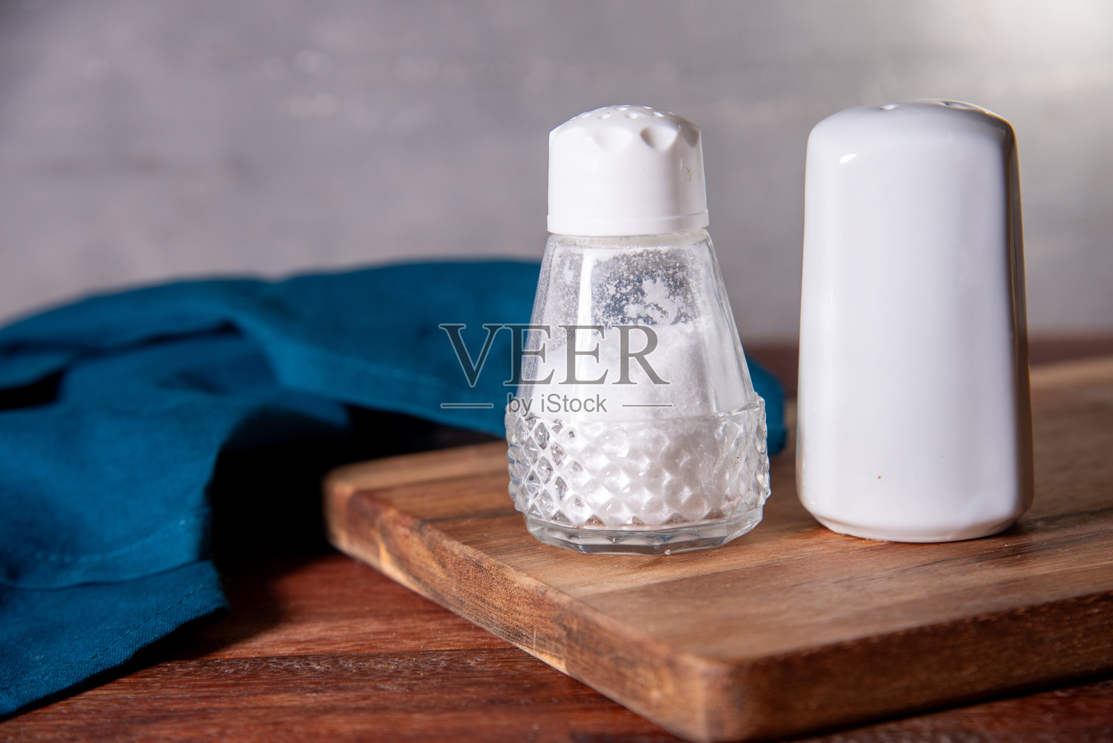 桌上的玻璃盐瓶照片摄影图片