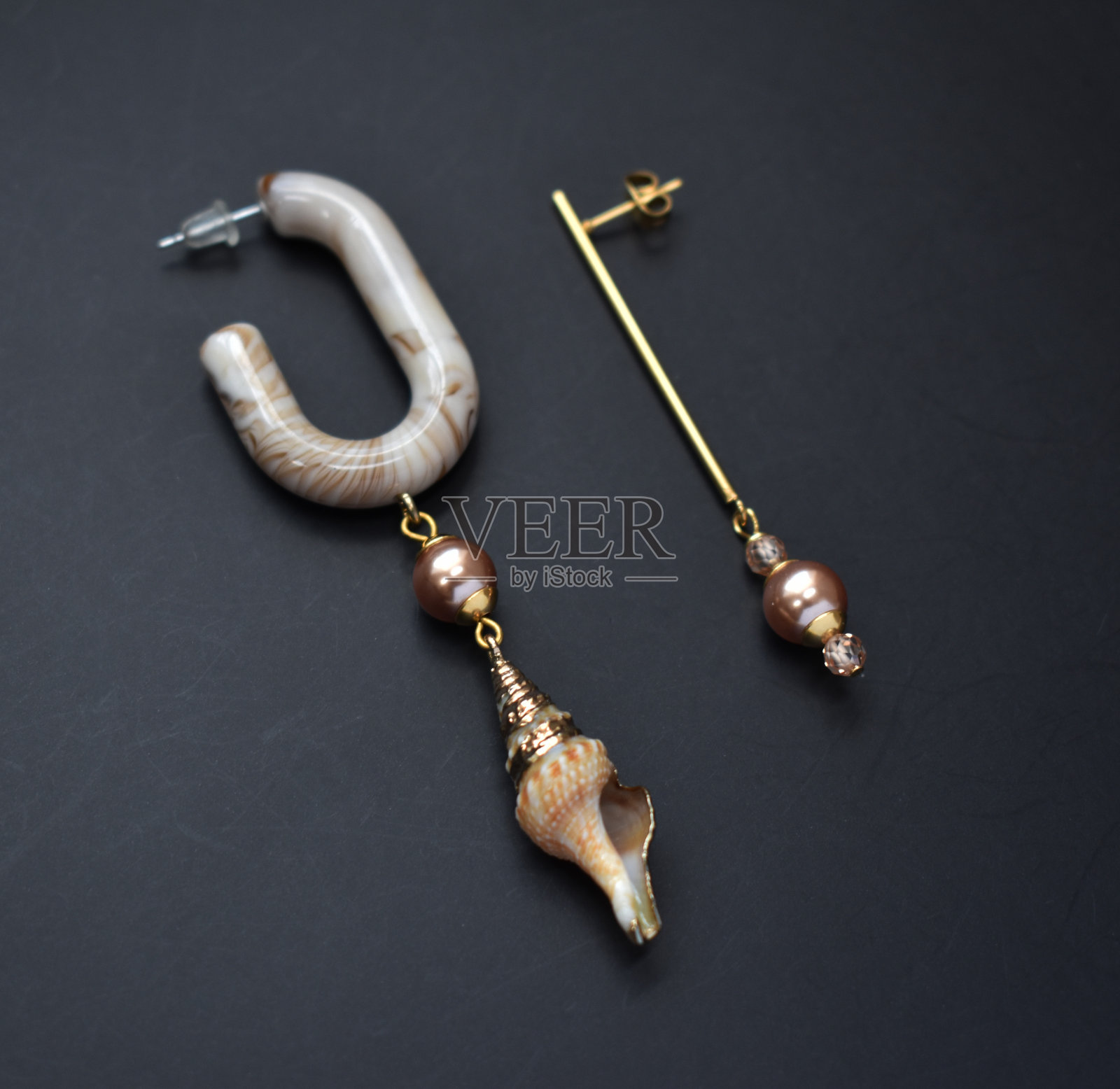 美丽的不寻常的耳环，口音复古的珠宝为妇女，宣传照片为网上珠宝店照片摄影图片