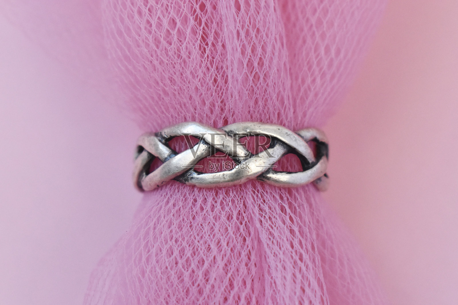 独特的戒指与彩色宝石晶体，复古珠宝的概念，宣传照片为网上珠宝店照片摄影图片