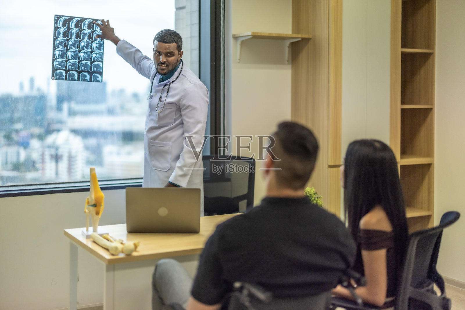 有核磁共振结果的骨科医生，即将进行手术。注重康复以获得有效的康复照片摄影图片