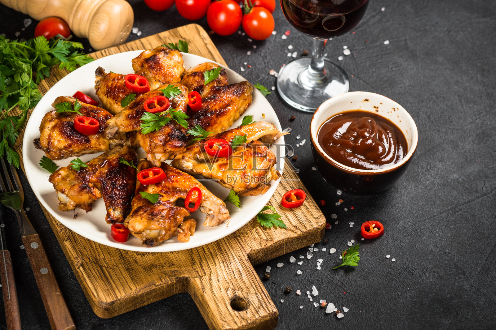 烤鸡翅在黑色。照片摄影图片