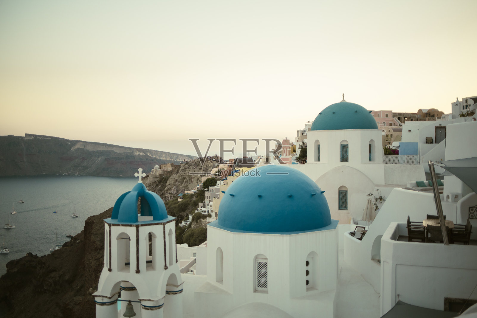希腊圣托里尼岛的蓝色圆顶教堂地标照片摄影图片