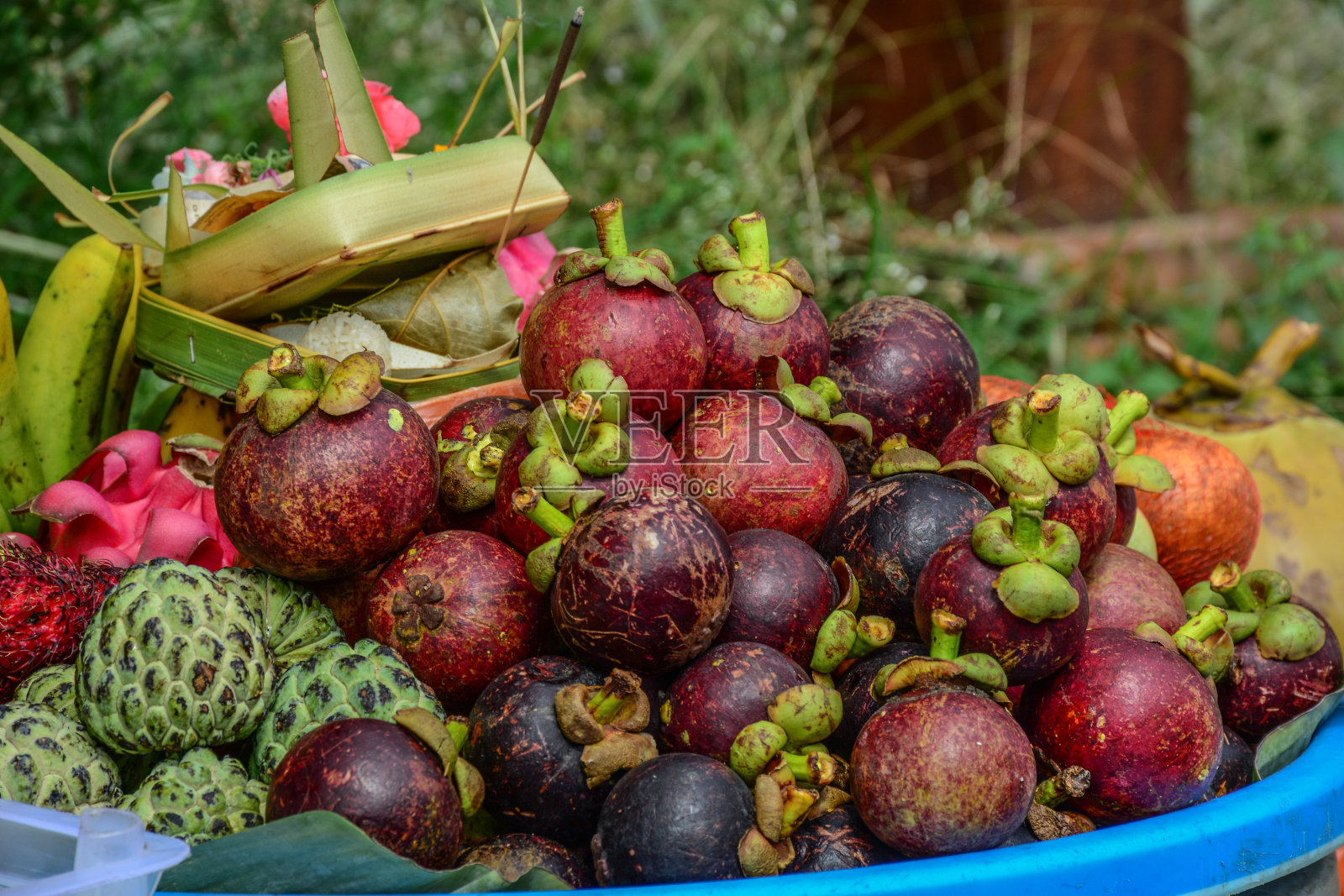 新鲜的有机山竹果在市场照片摄影图片