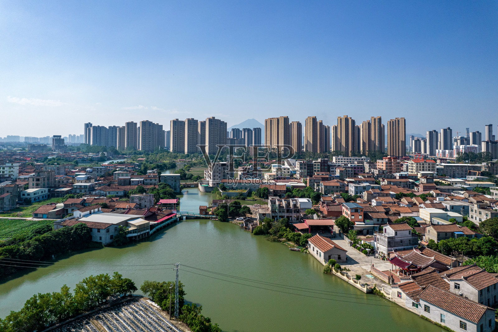 城市边缘农村房屋、农田和河流的鸟瞰图照片摄影图片