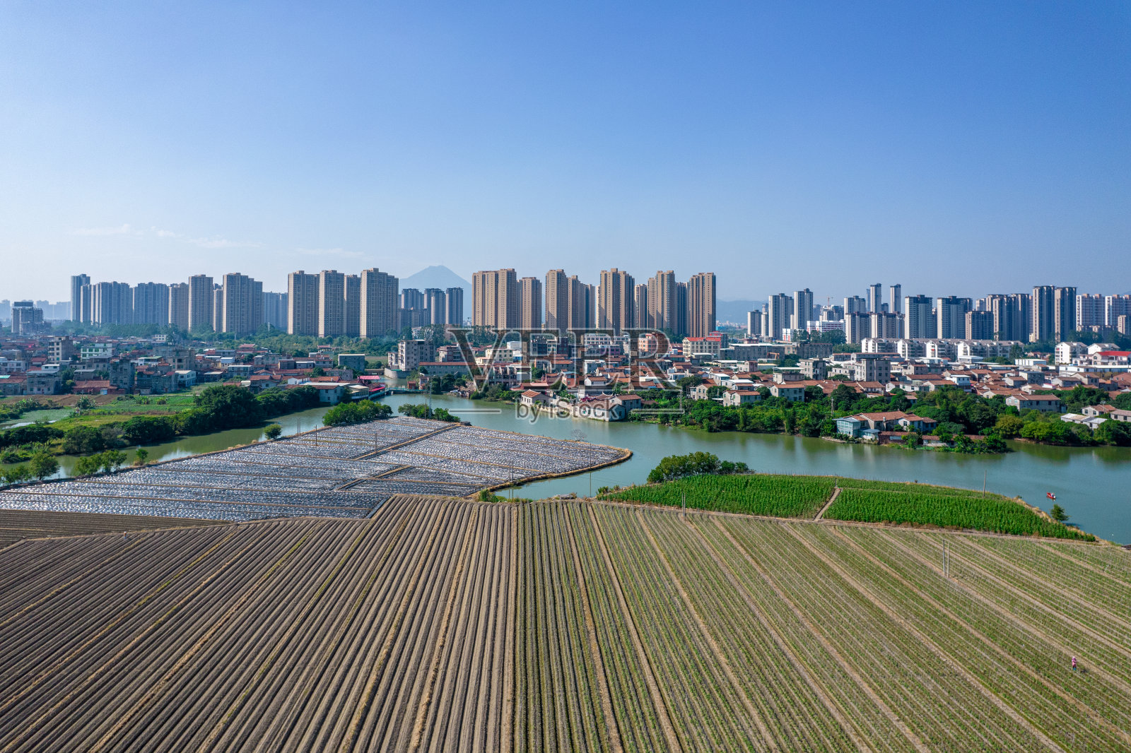 鸟瞰图农村地区和农田在城市的郊区河边照片摄影图片