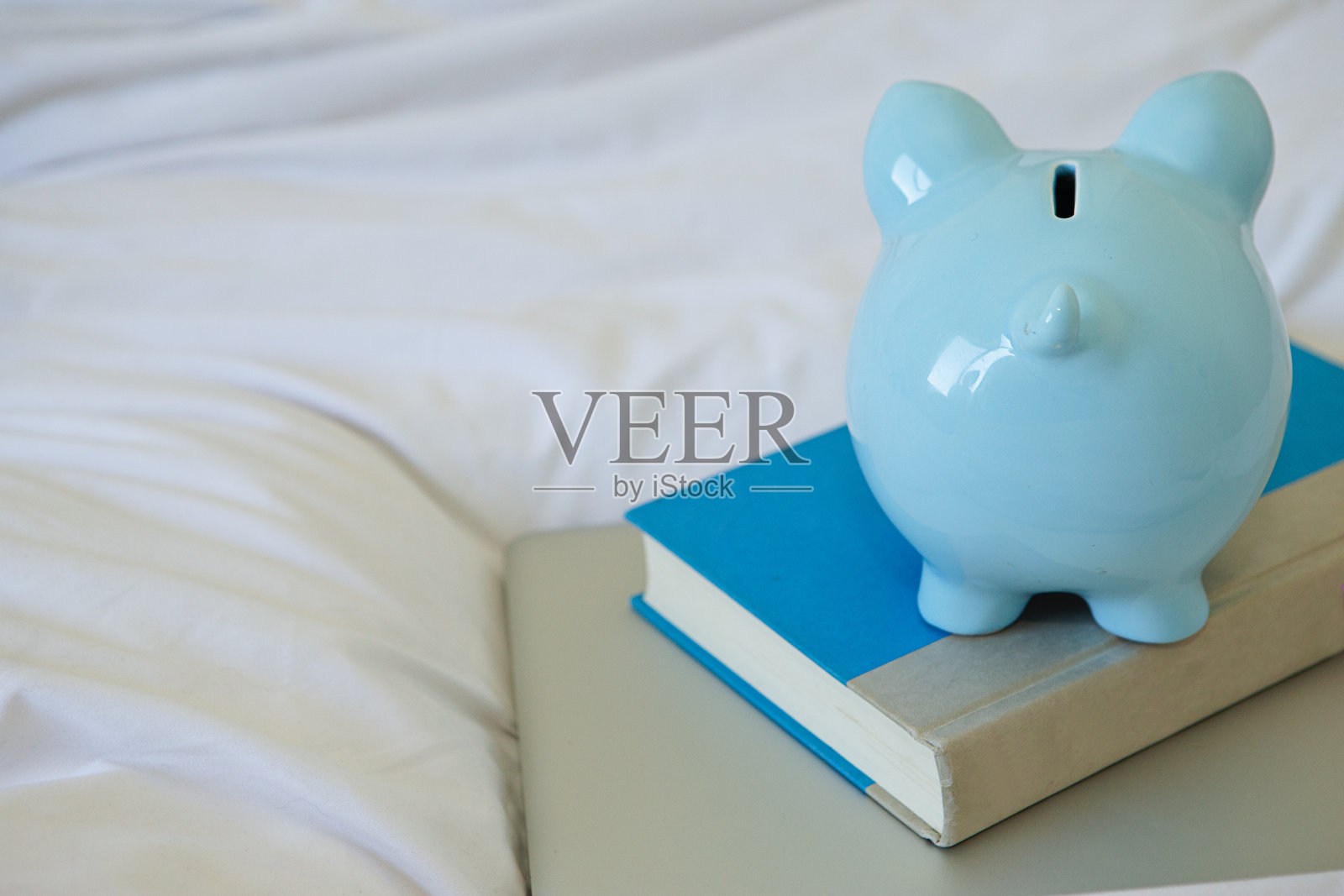 床上的蓝色储蓄罐照片摄影图片
