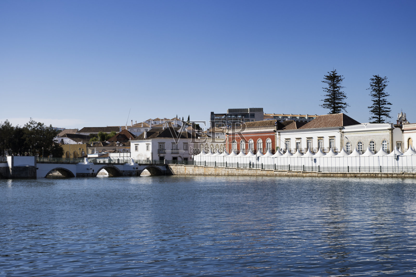 葡萄牙，阿尔加维，从吉劳河对岸眺望塔维拉镇。照片摄影图片