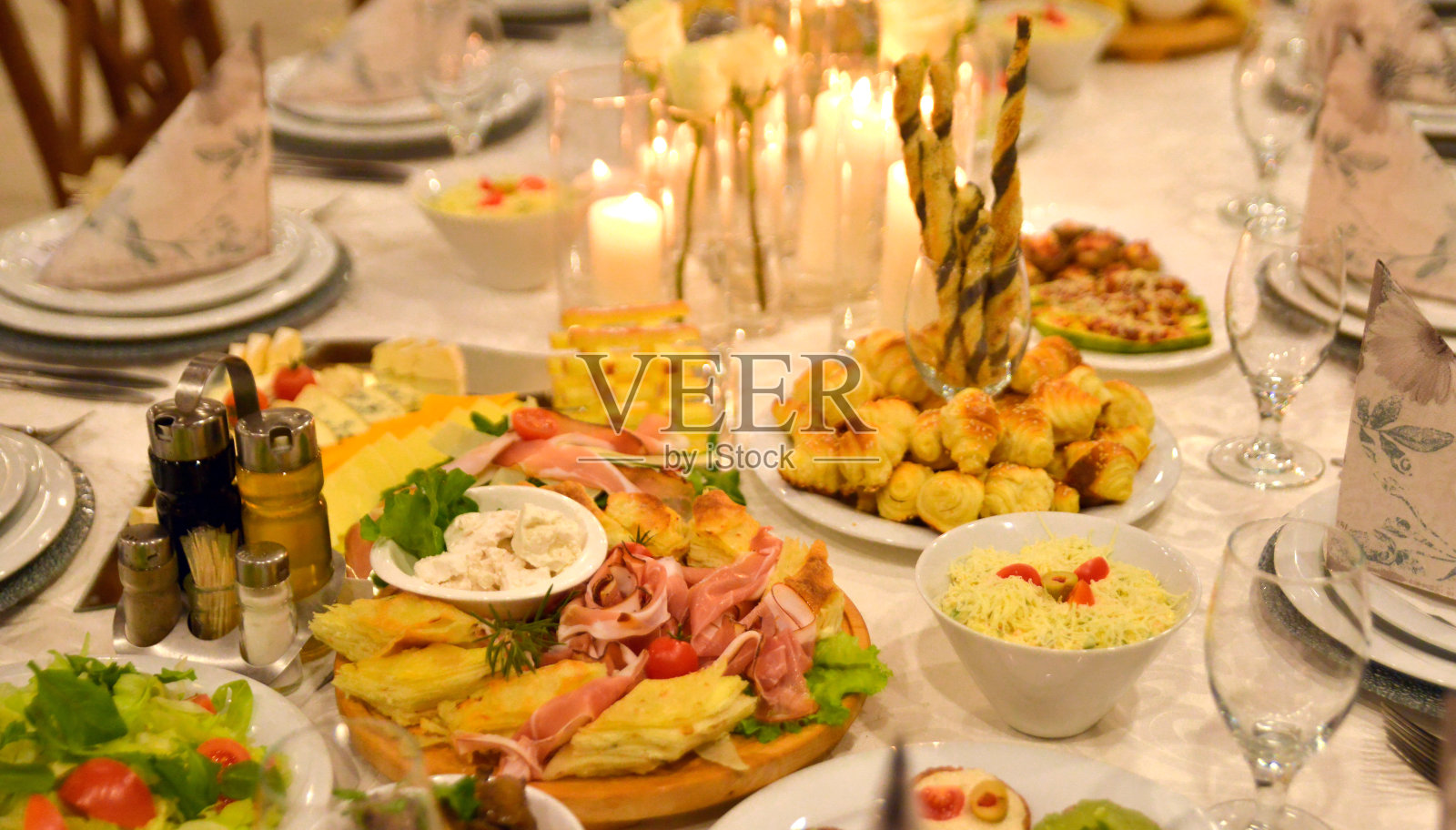 餐桌上摆放着各种美食照片摄影图片