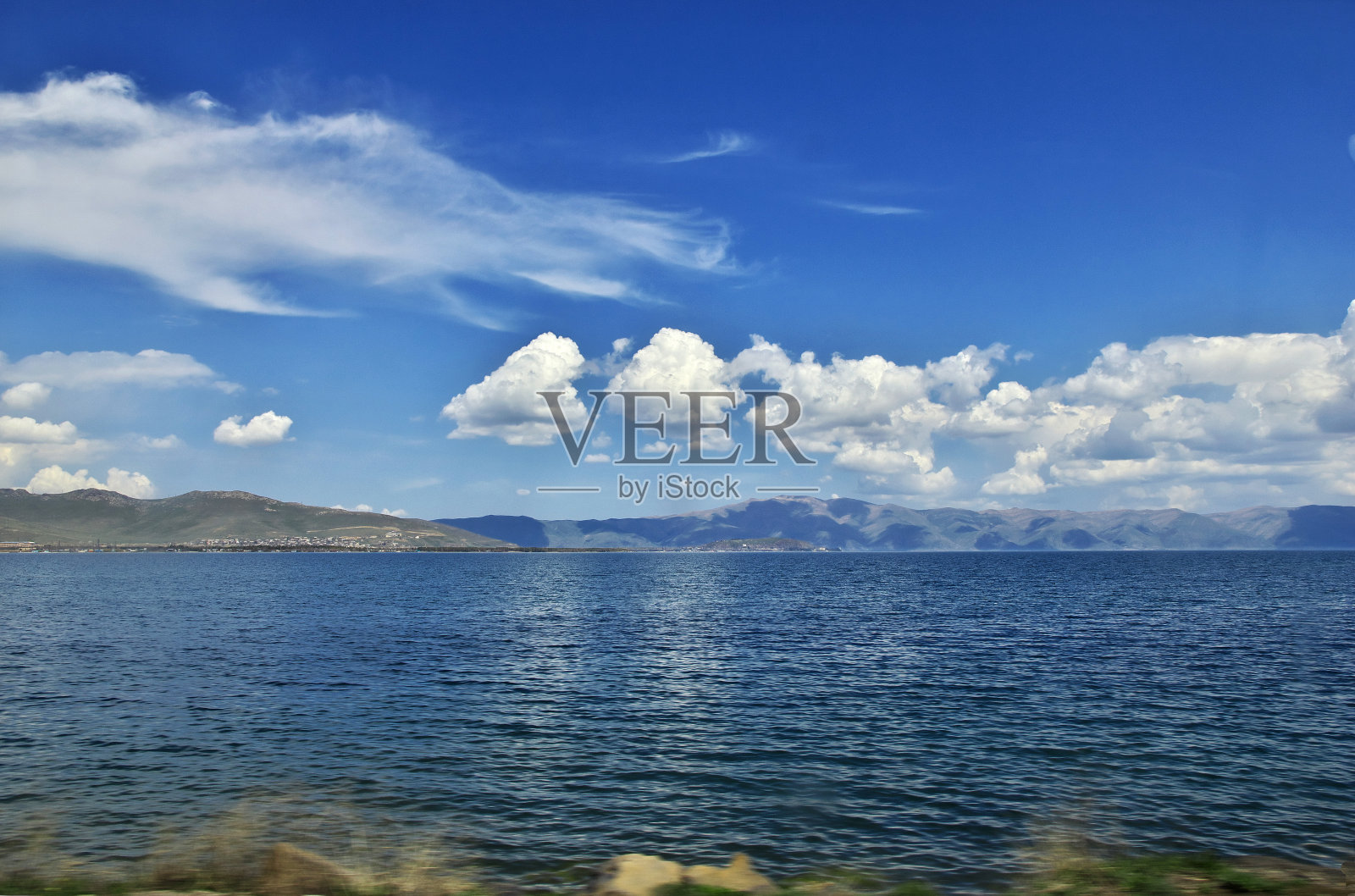 亚美尼亚高加索山脉的塞万湖照片摄影图片