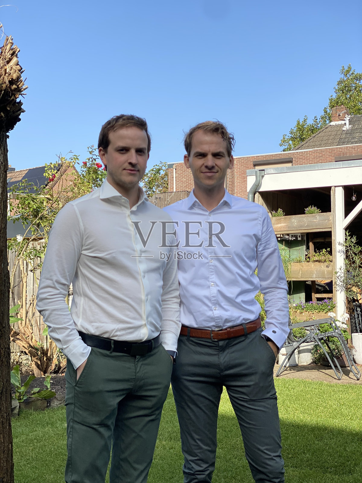 两个长得很像的兄弟照片摄影图片