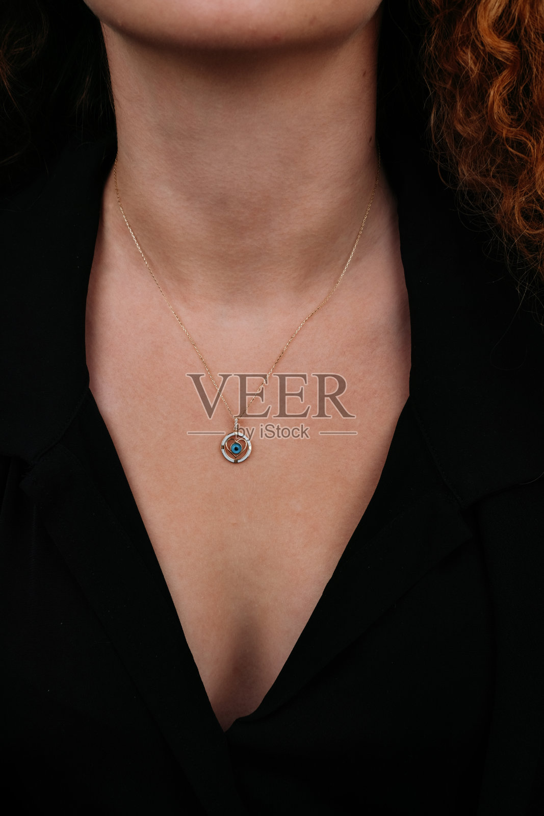 钻石珠宝。女士戴钻石项链照片摄影图片