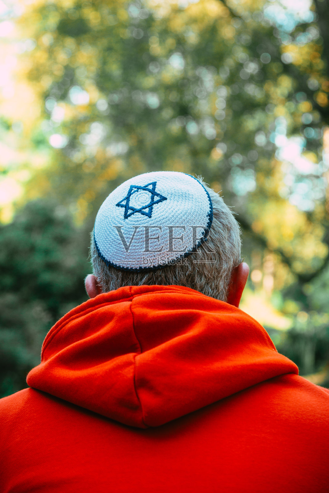 一名犹太男子戴着圆顶小帽独自在大自然中冥想照片摄影图片