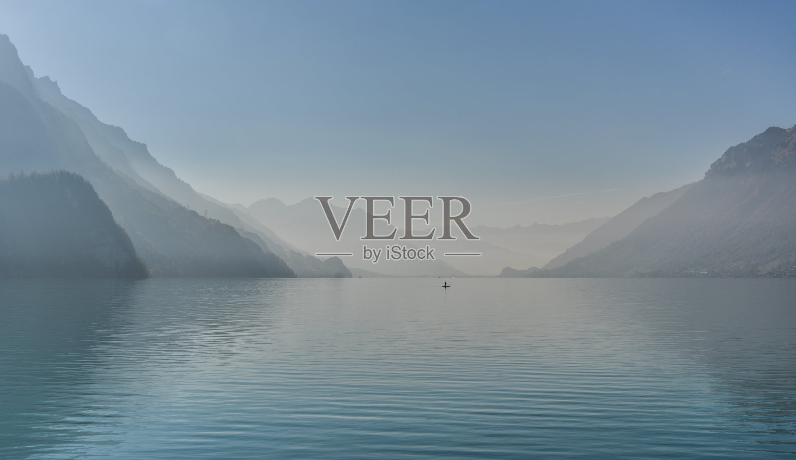 日落时分，瑞士布里恩茨的瑞士湖照片摄影图片