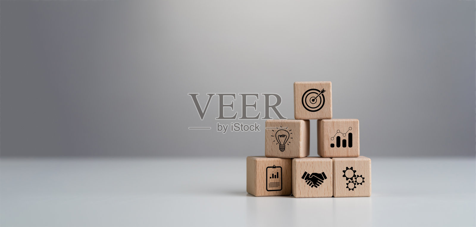 可持续商业战略规划的概念，为未来的财务成功。木立方体块堆叠与图标。通过合理的策略实现业务目标。企业成长和成就。照片摄影图片