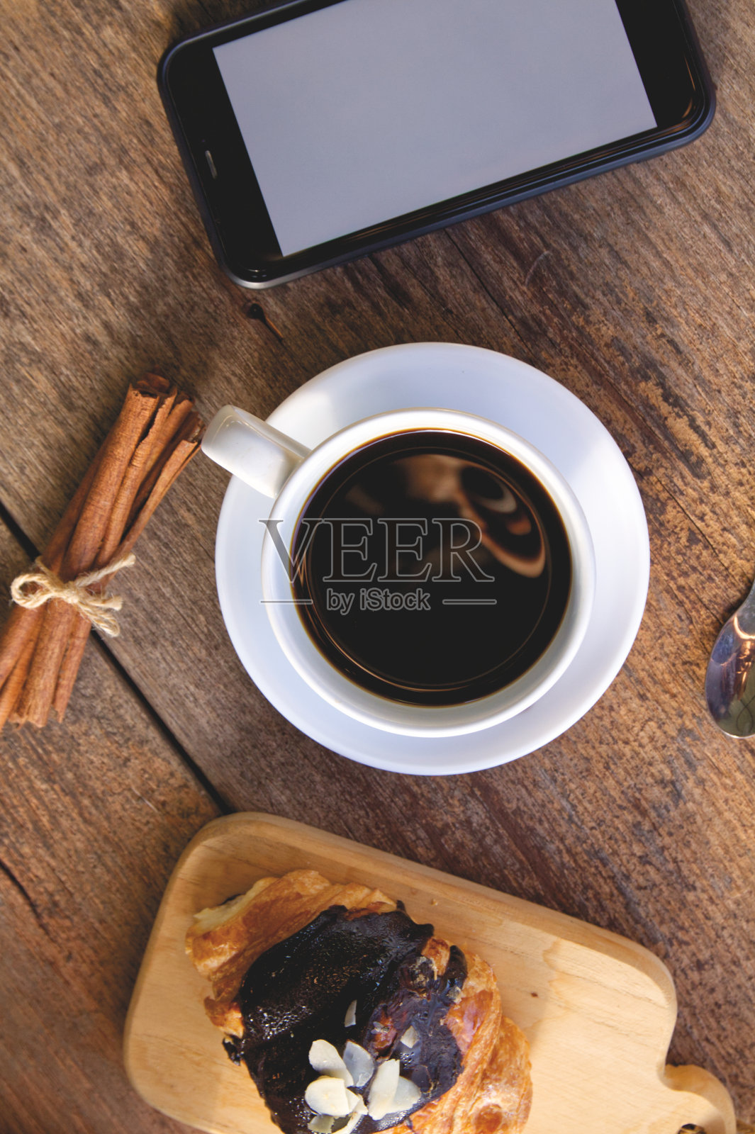 在早晨的背景中，木桌上热着的咖啡杯照片摄影图片