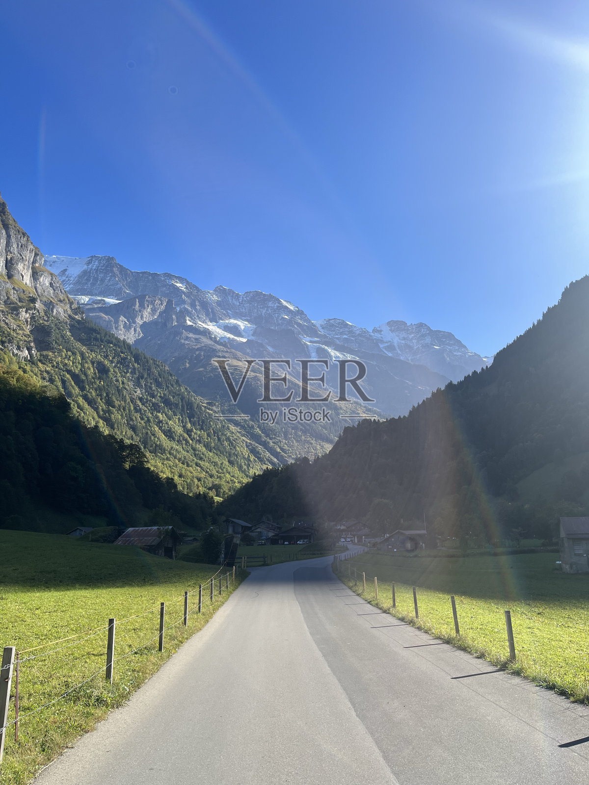 阴云密布，阳光明媚的夏季瑞士山谷照片摄影图片