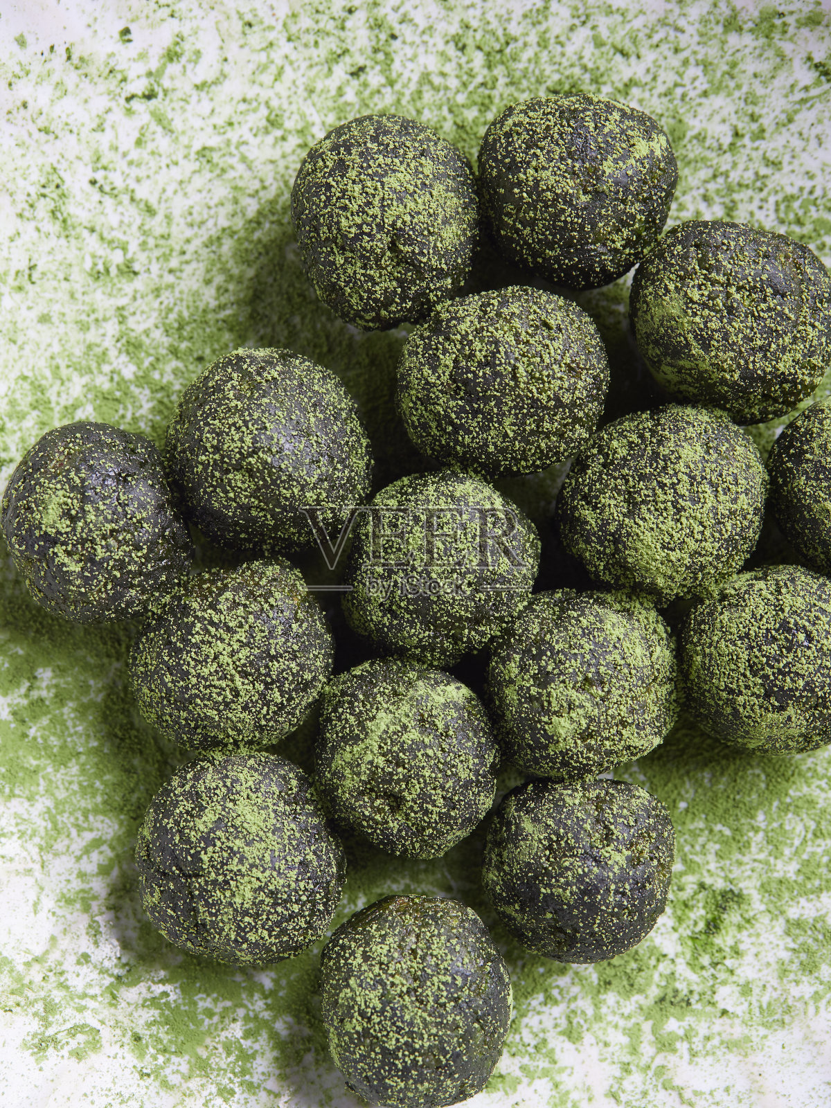 绿茶抹茶松露或极乐球。能量球。健康的生甜点。前视图。照片摄影图片