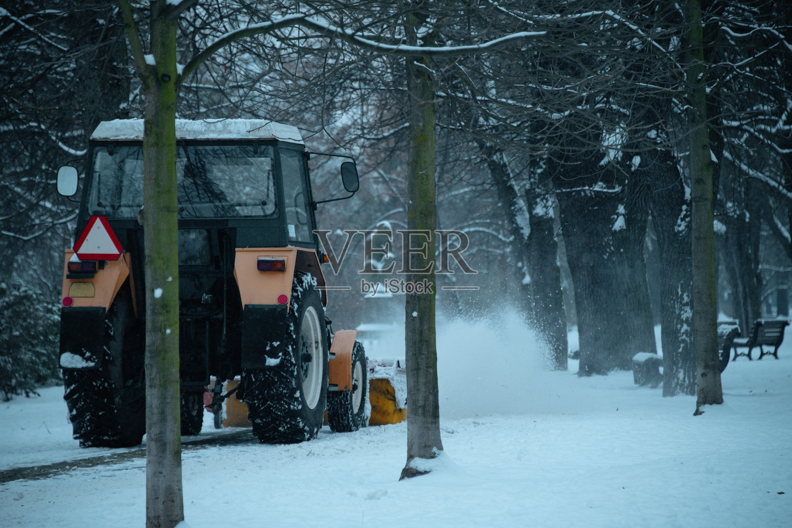 捷克共和国布拉格冬天的吹雪机拖拉机照片摄影图片
