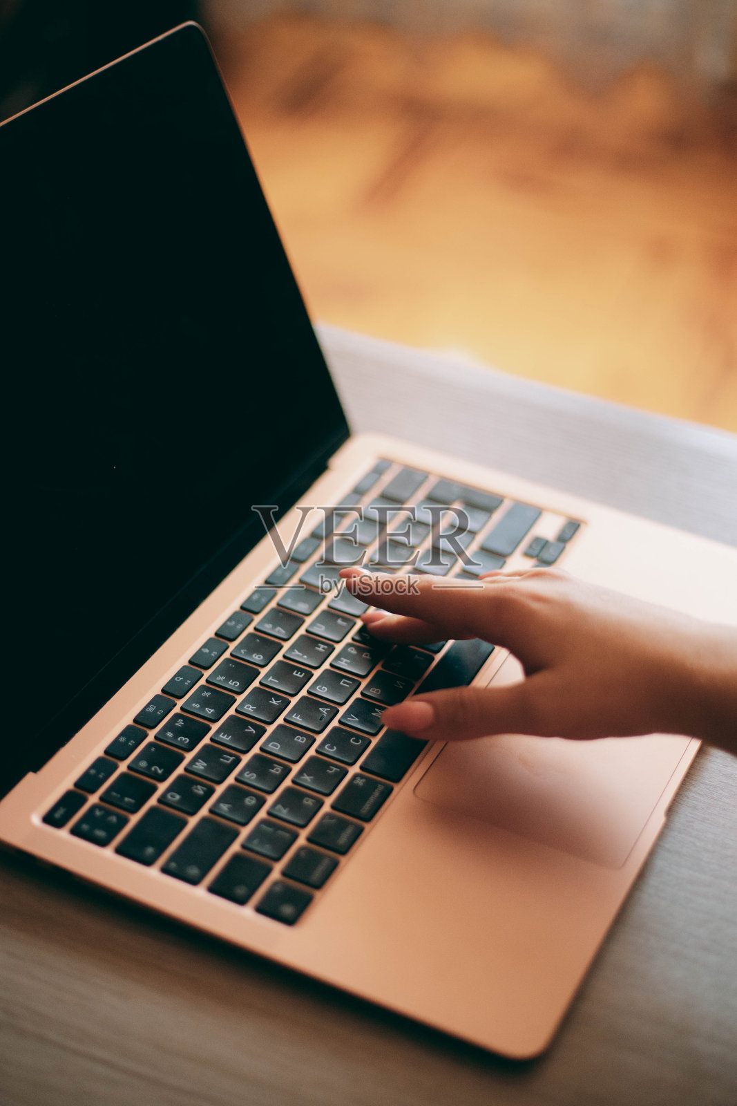 移动PC电脑。遥远的工作。居家办公在电脑前工作。键盘。屏幕上。照片摄影图片