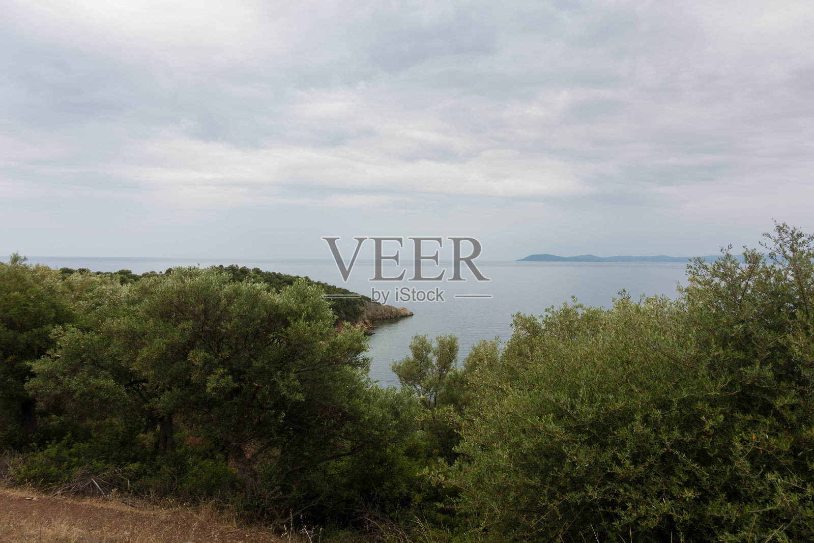 从希腊Chalkidiki Toroni村周围的山上俯瞰大海的壮丽景色，秋天多云的天空下照片摄影图片