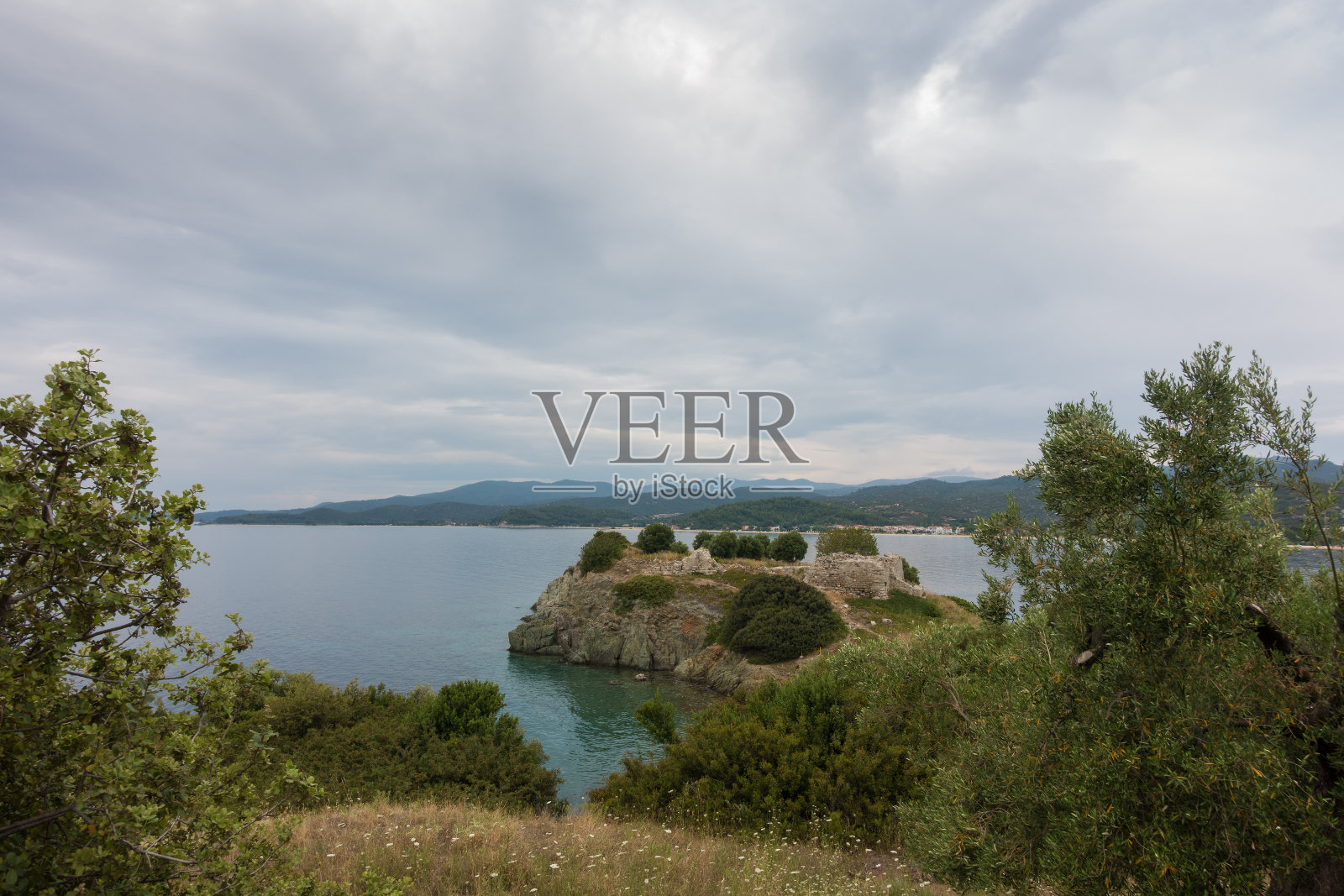 从希腊Chalkidiki Toroni村周围的山上俯瞰大海的壮丽景色，秋天多云的天空下照片摄影图片