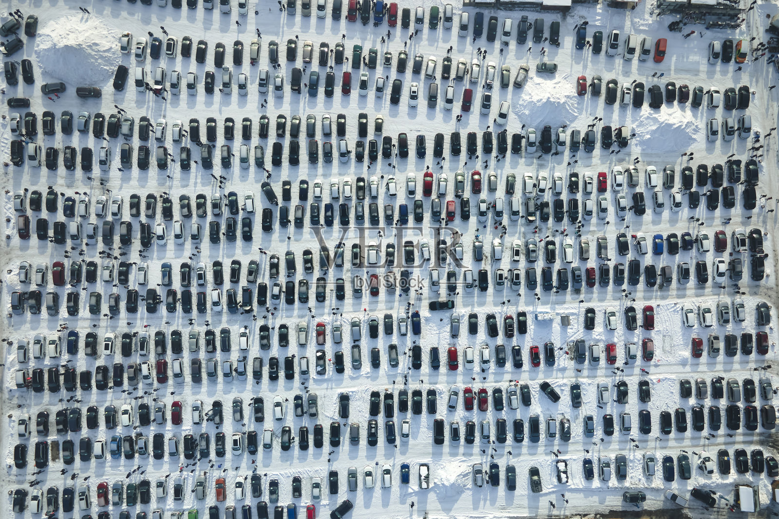 鸟瞰图，冬季汽车市场或停车场上停放着许多待售的汽车和行人照片摄影图片