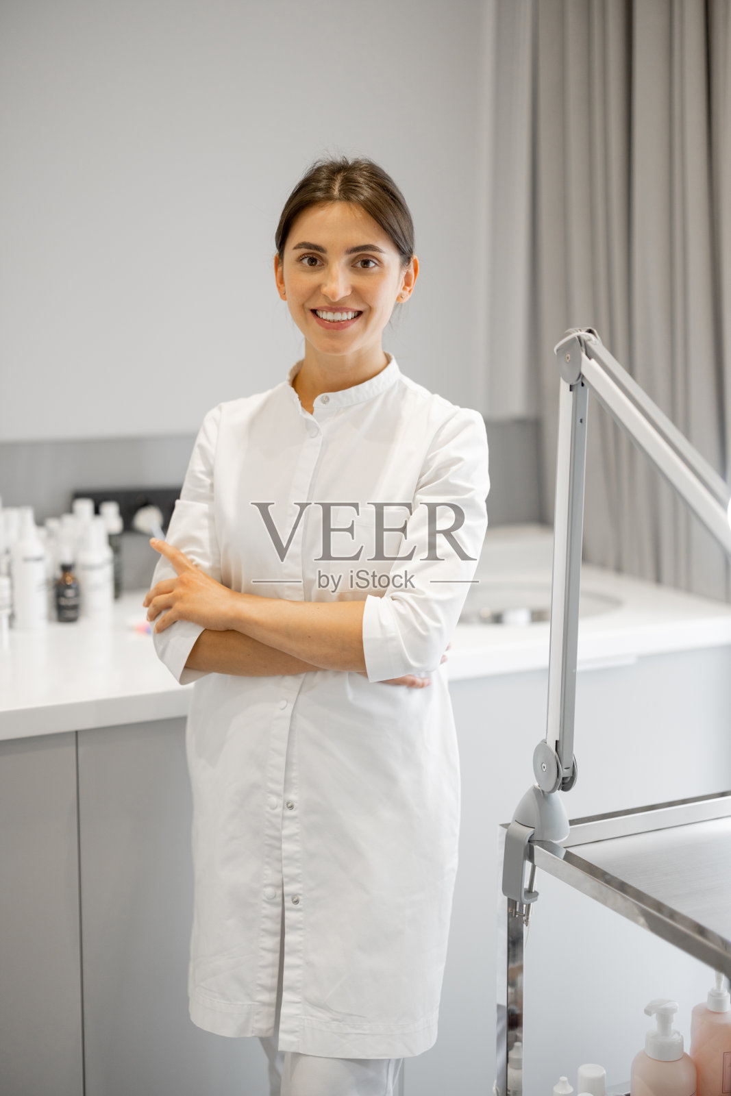 一个年轻的美容师的肖像照片摄影图片