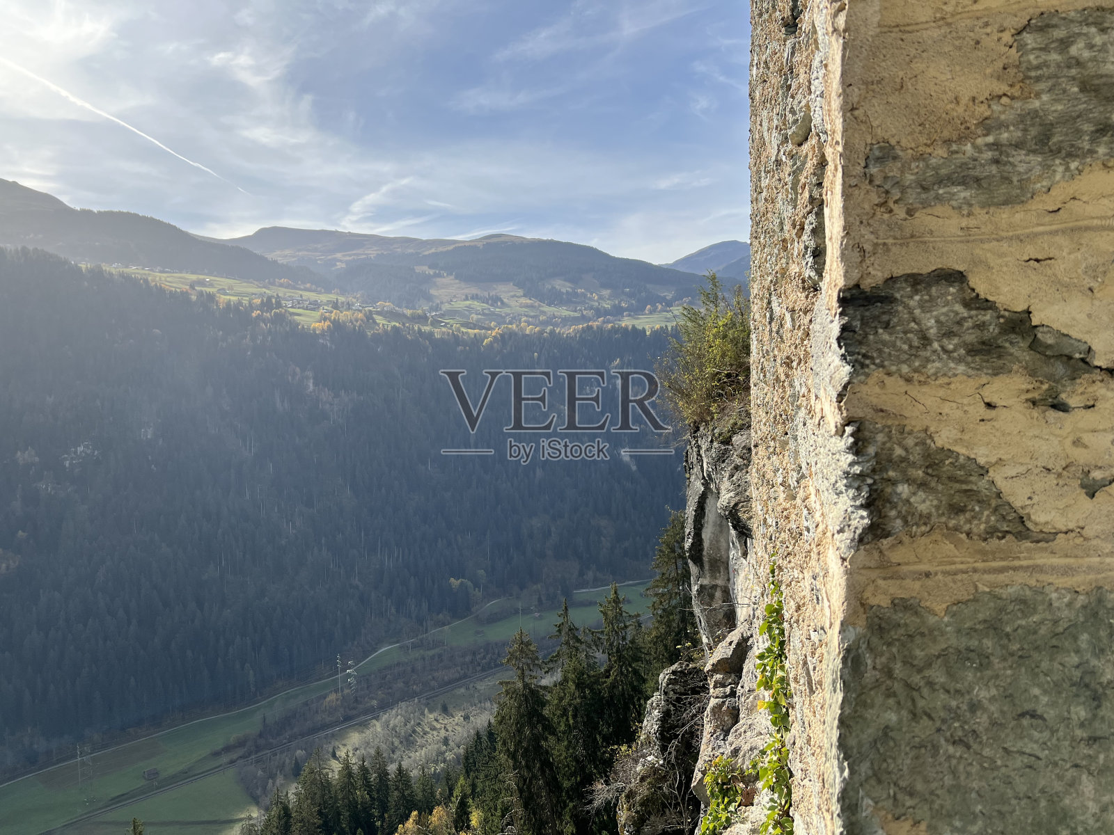 Kropfenstein城堡或Ruine der Burg Kropfenstein oder Höhlenburg Kropfenstein (Casti Grotta或Ruina Grotta)， Waltensburg - Grisons州，瑞士(Kanton graubnden，瑞士)照片摄影图片