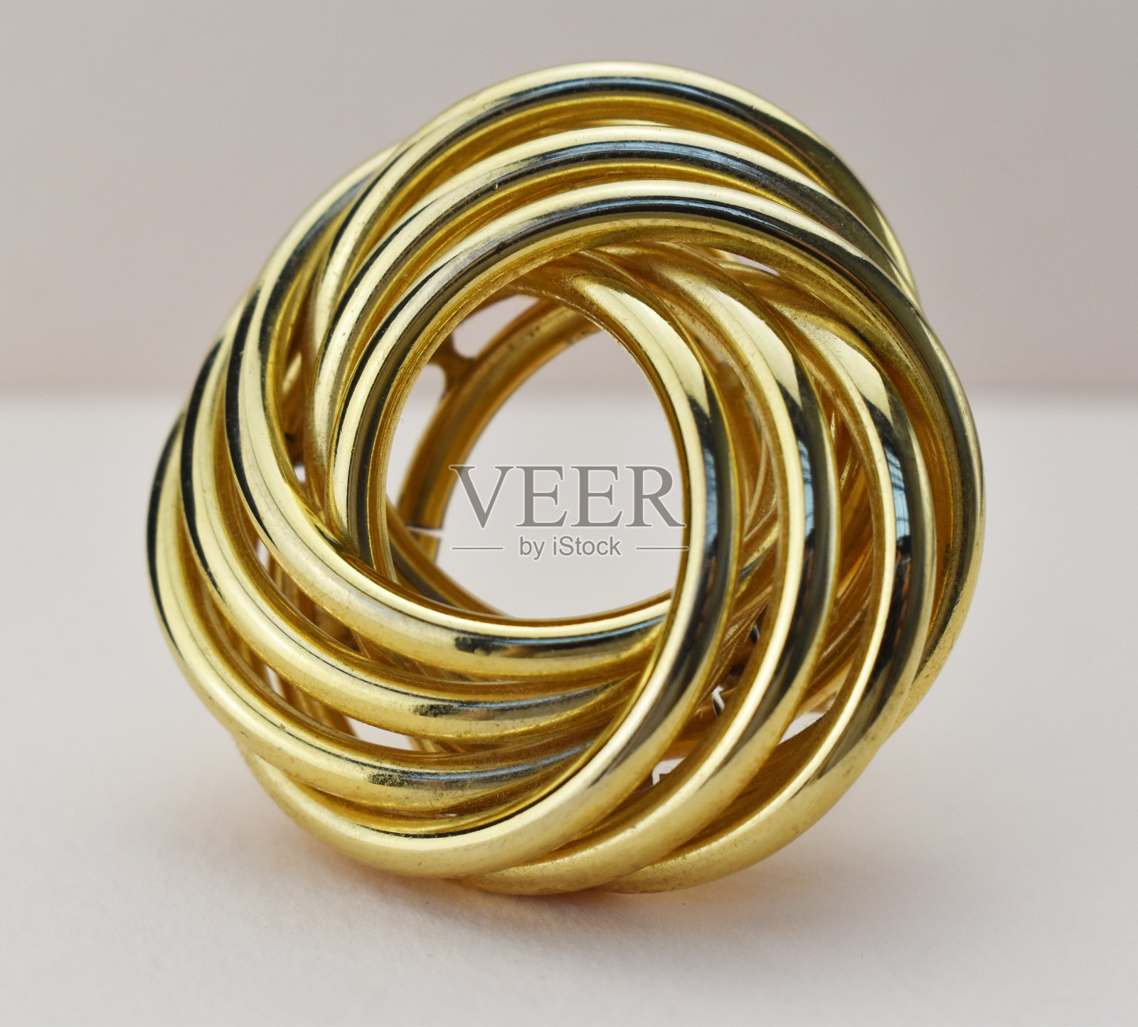 米色背景的老式胸针，强调女性复古珠宝，在线珠宝店的宣传照片照片摄影图片