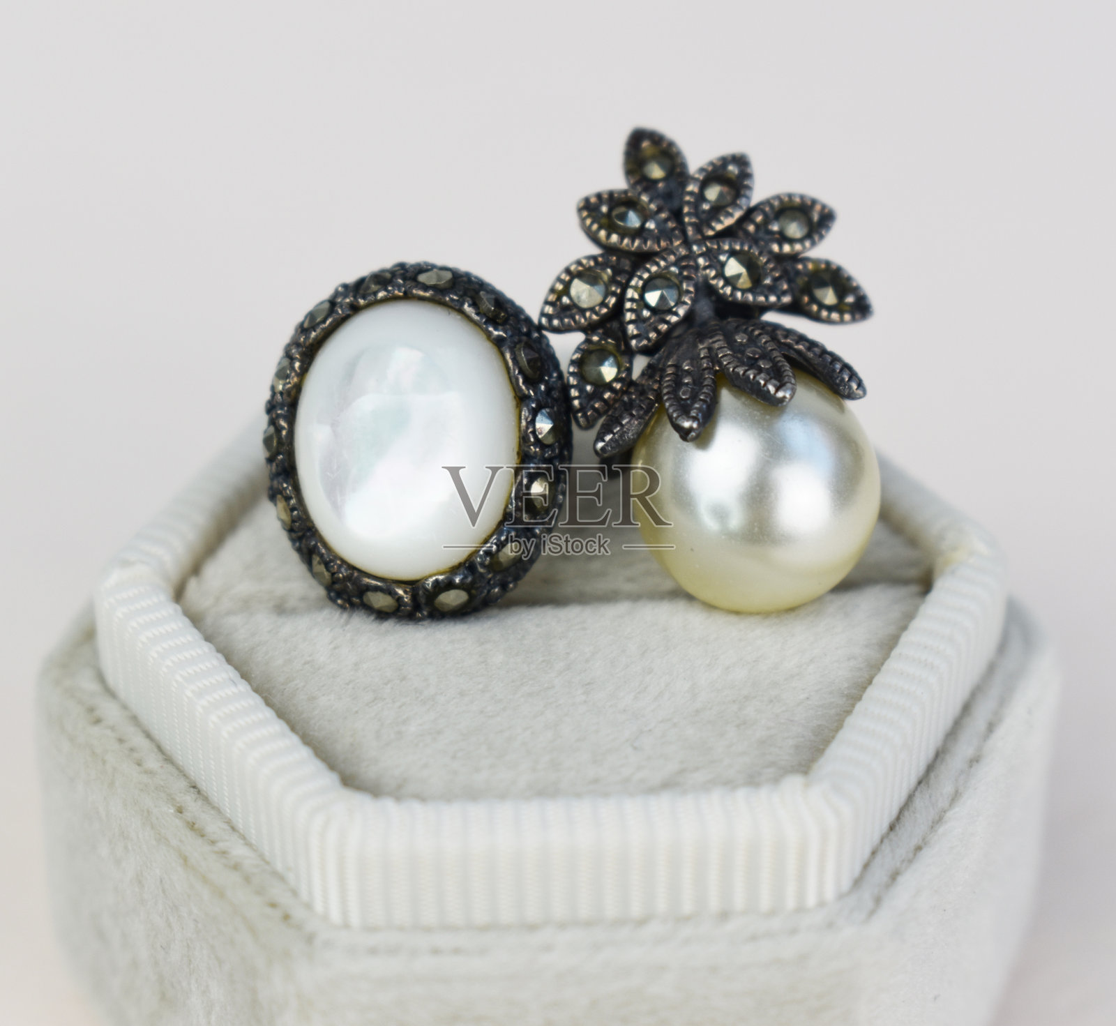 美丽的不寻常的耳环，口音复古的珠宝为妇女，宣传照片为网上珠宝店照片摄影图片