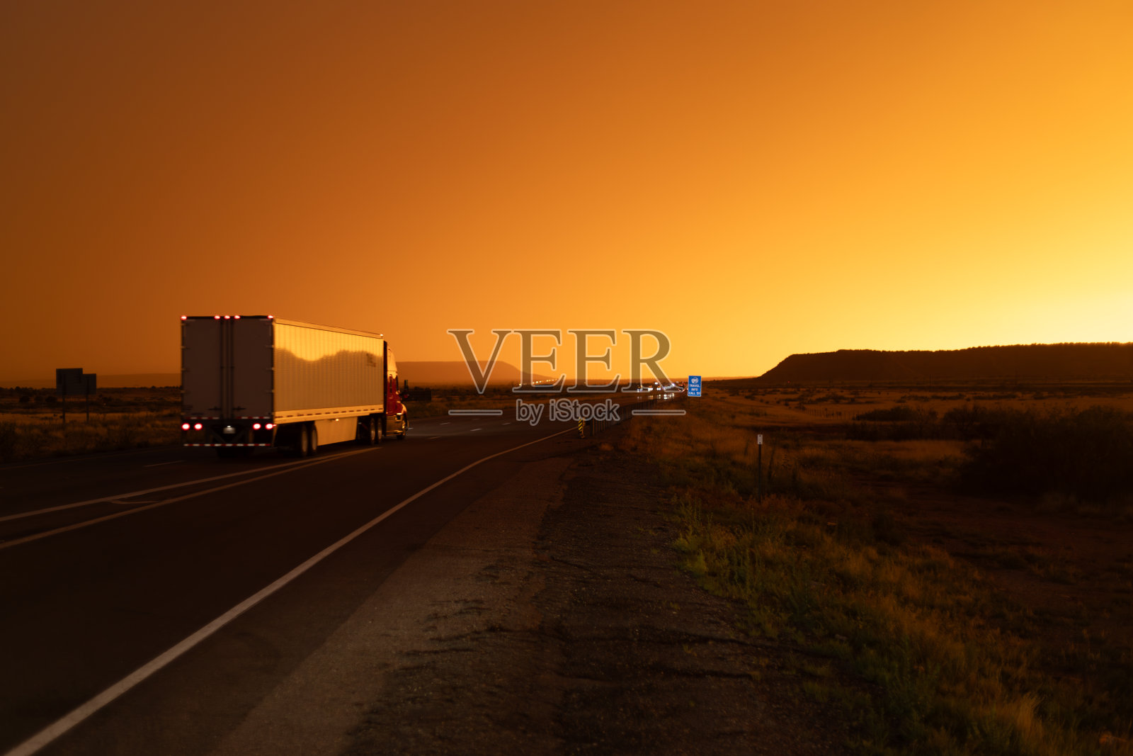 日出时卡车在路上照片摄影图片