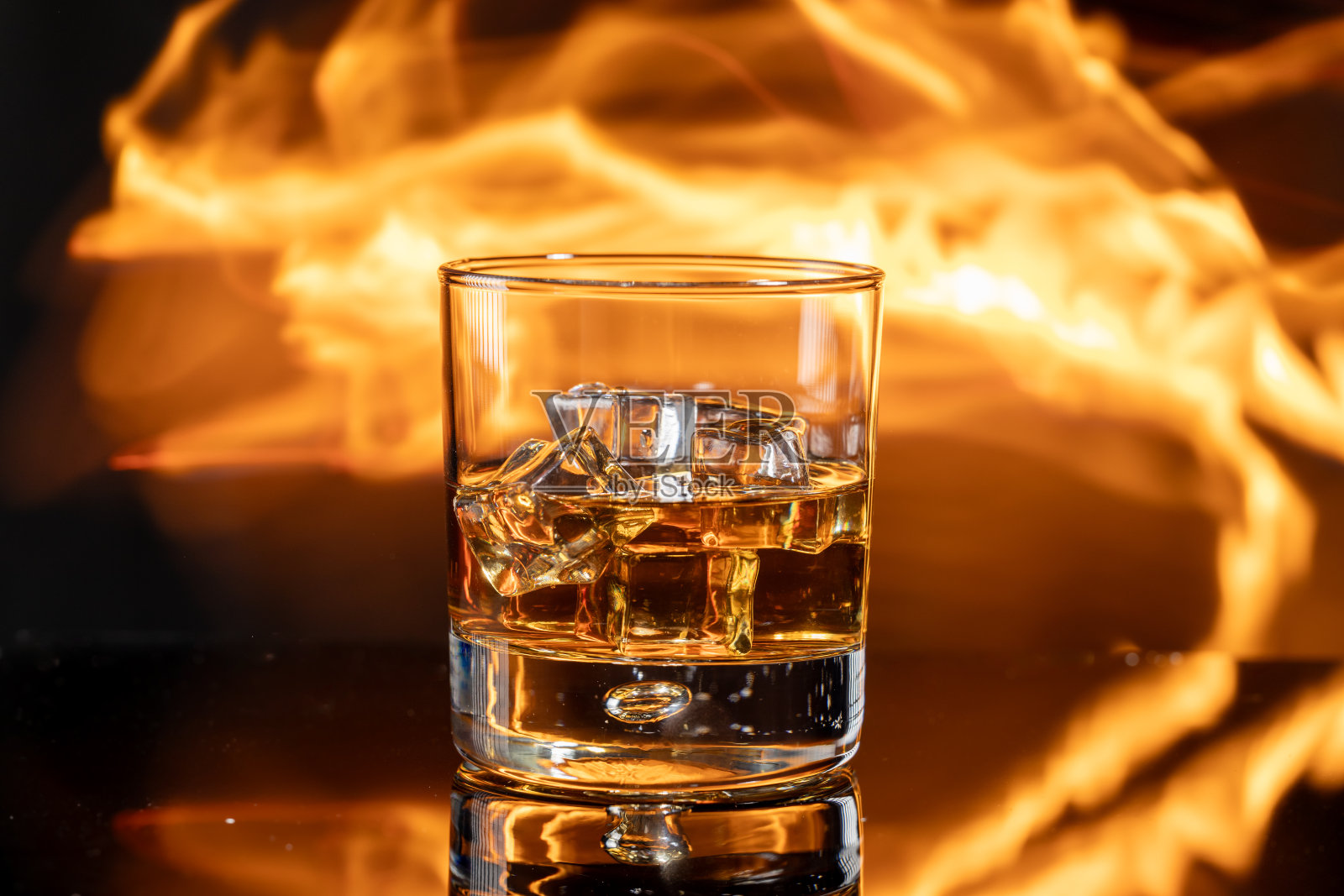 一杯威士忌照片摄影图片