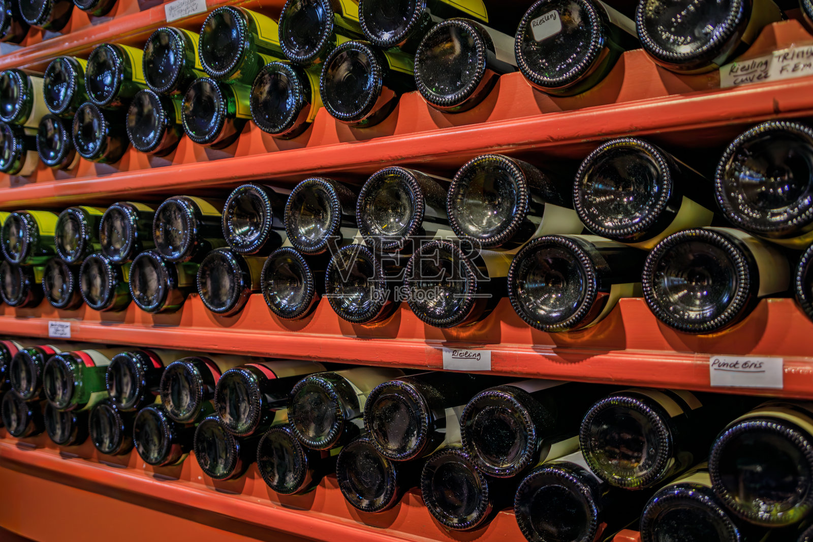 商店货架上的一瓶瓶传统阿尔萨斯白葡萄酒照片摄影图片