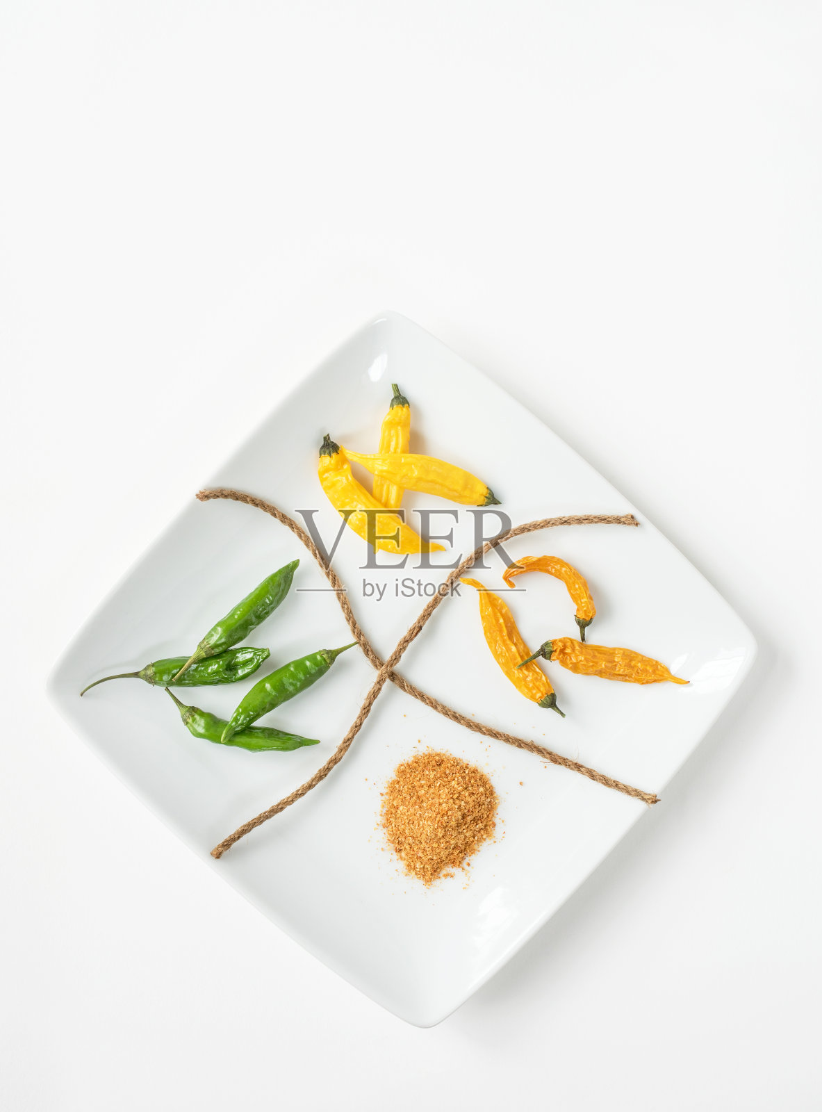 从新鲜辣椒到成粉，垂直的渐进阶段照片摄影图片