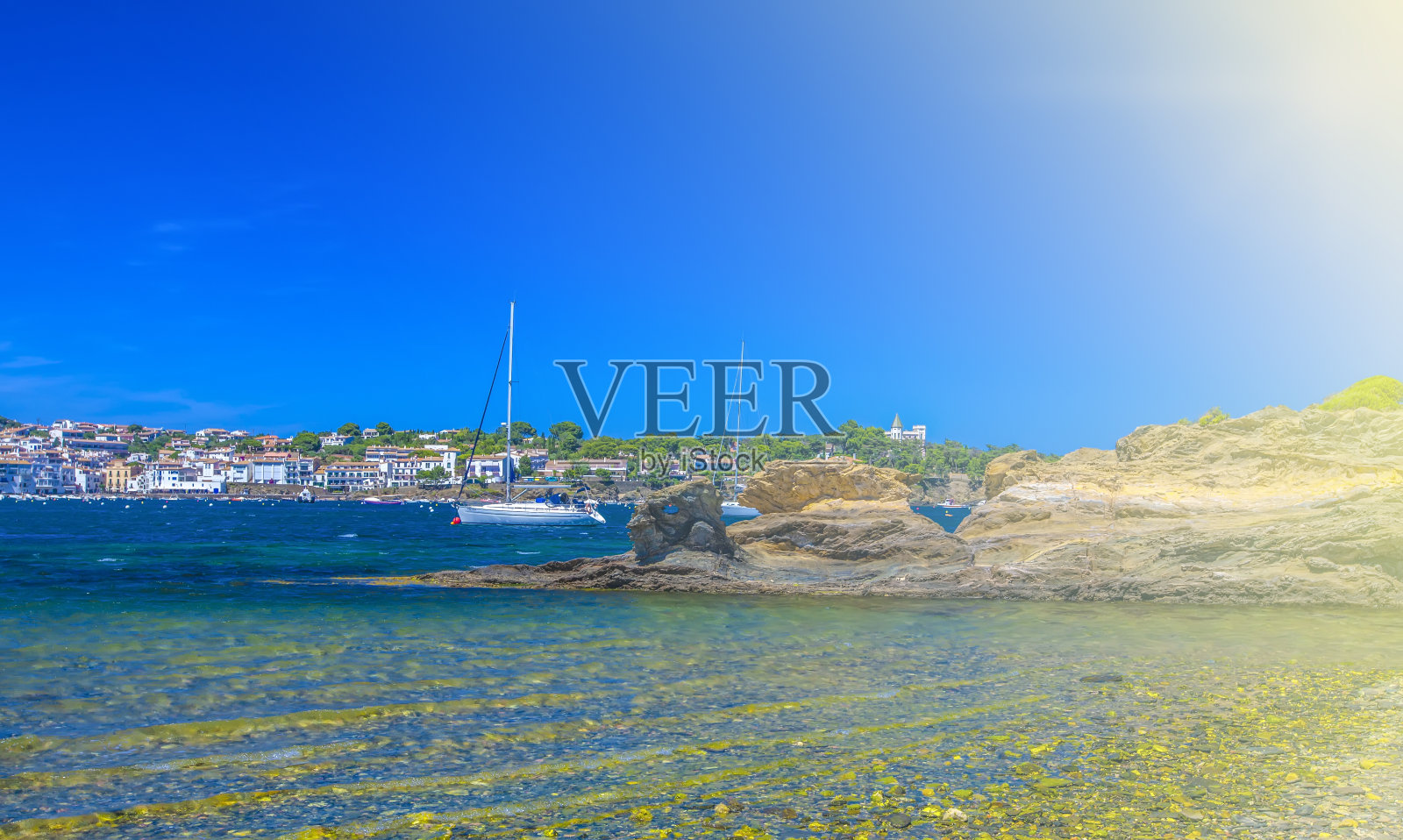 帆船和卡达克斯村海滩，加泰罗尼亚，布拉瓦海岸，西班牙照片摄影图片