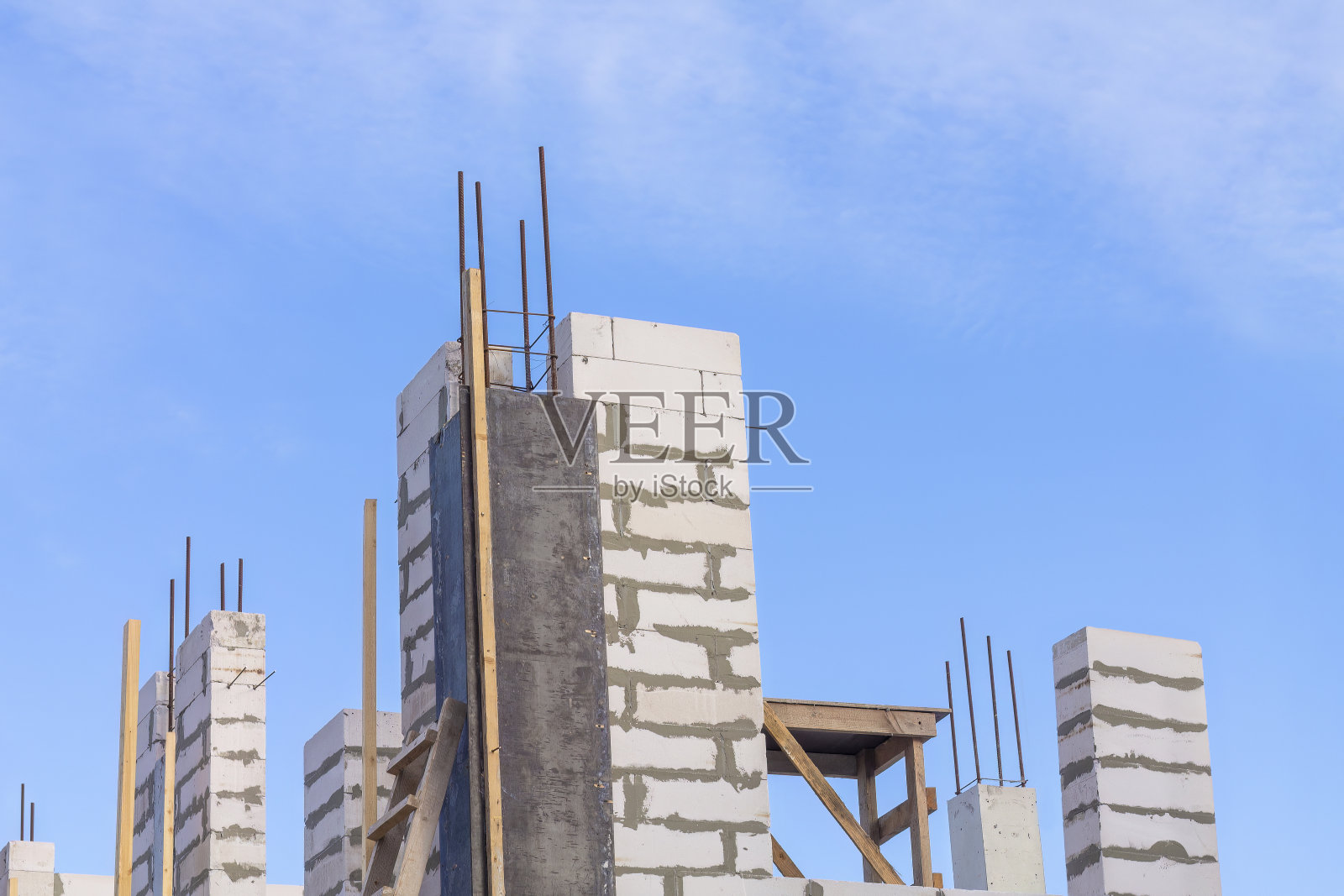 用加气混凝土砌块建造房屋的过程照片摄影图片