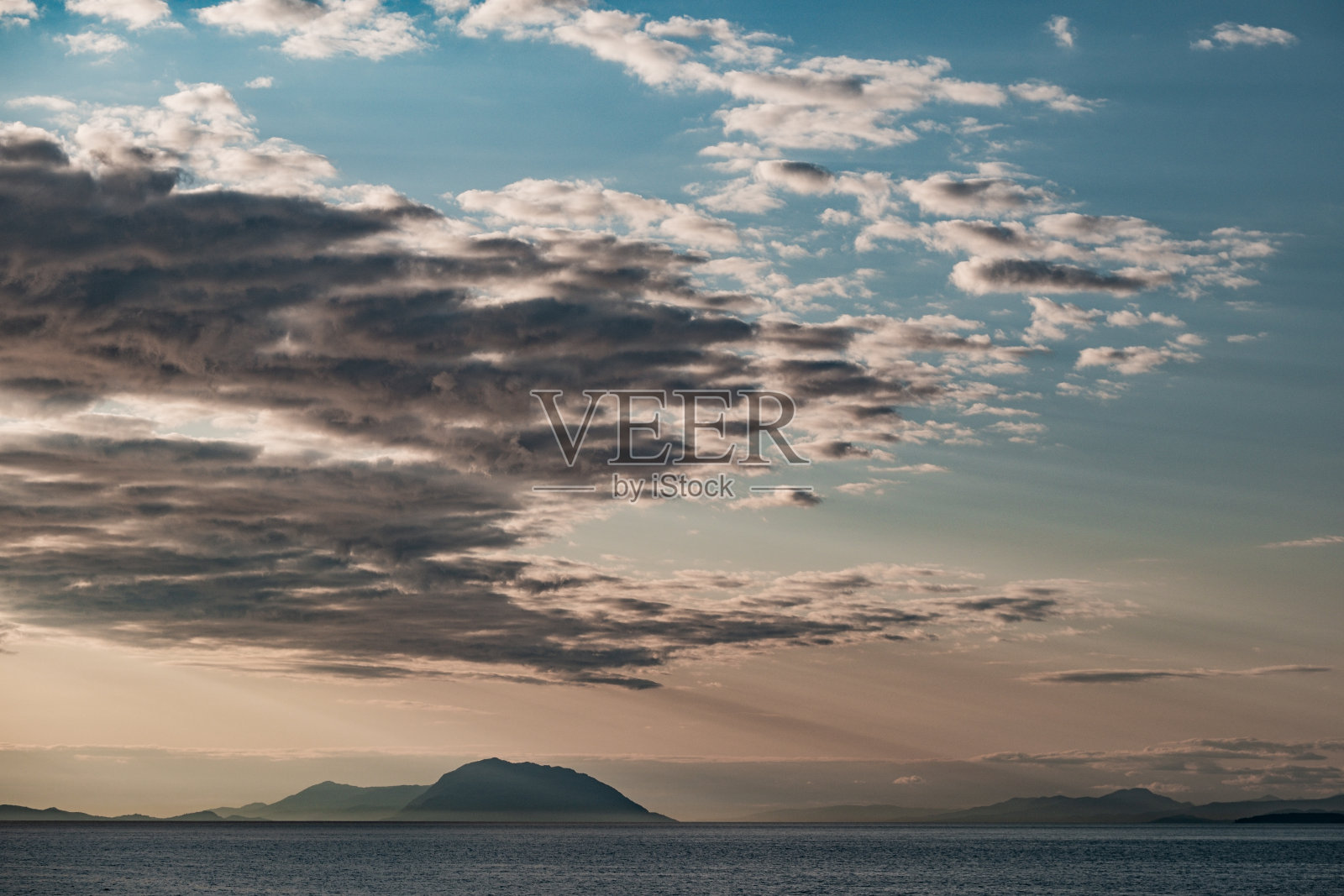 俯瞰宁静的海湾到岛屿照片摄影图片